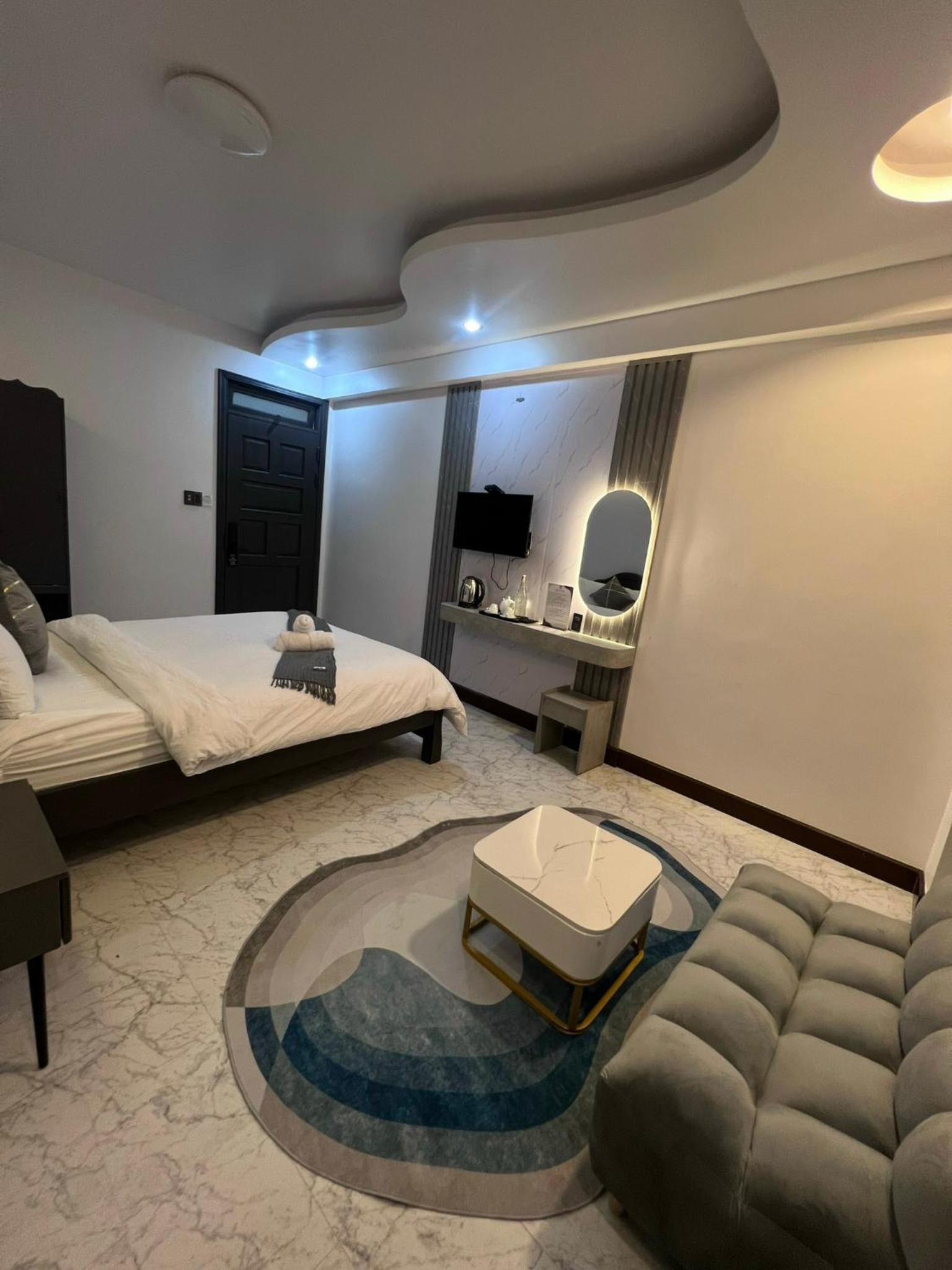 Deluxe King Room - Photo 8