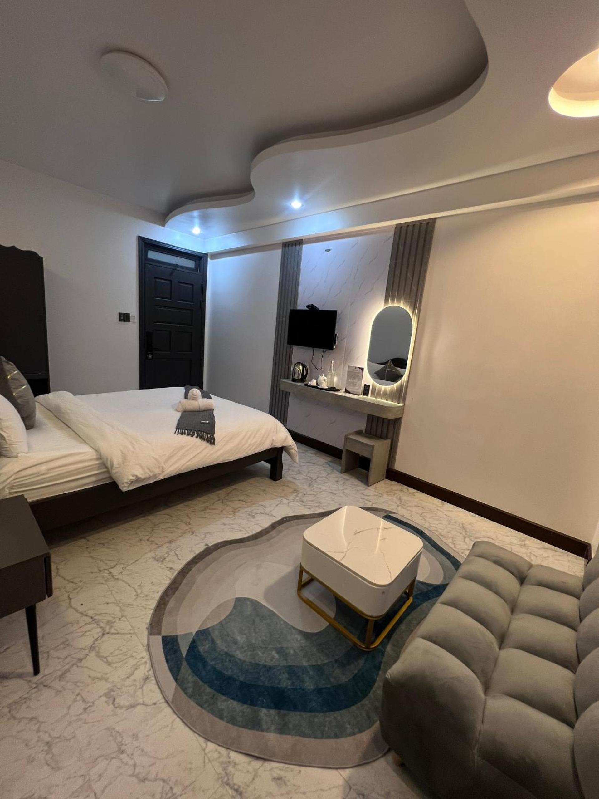 Deluxe King Room - Photo 9