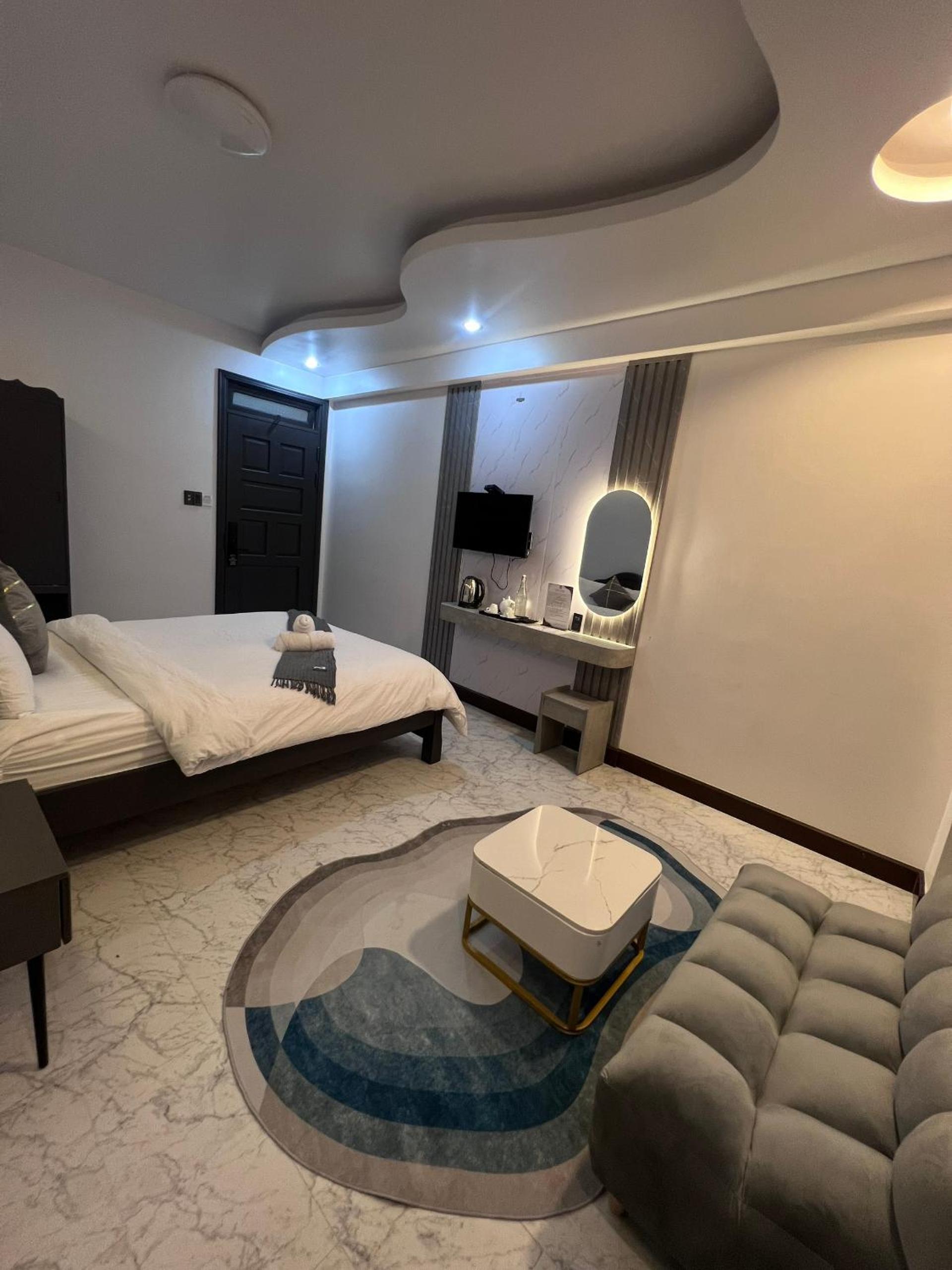 Deluxe King Room - Photo 13