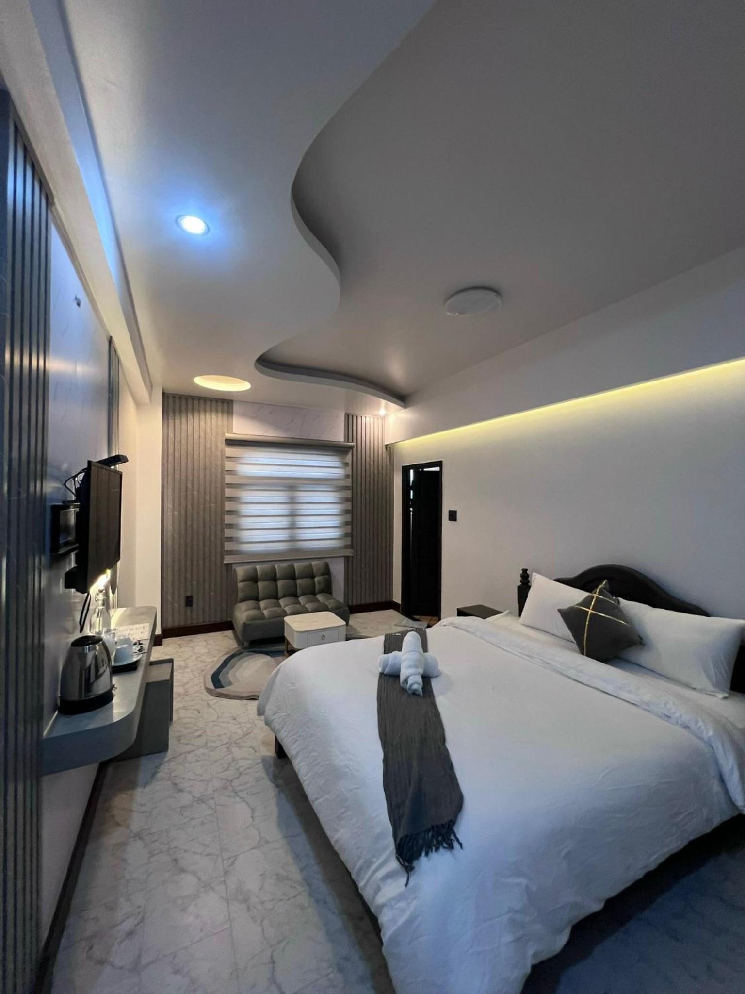 Deluxe King Room - Photo 18