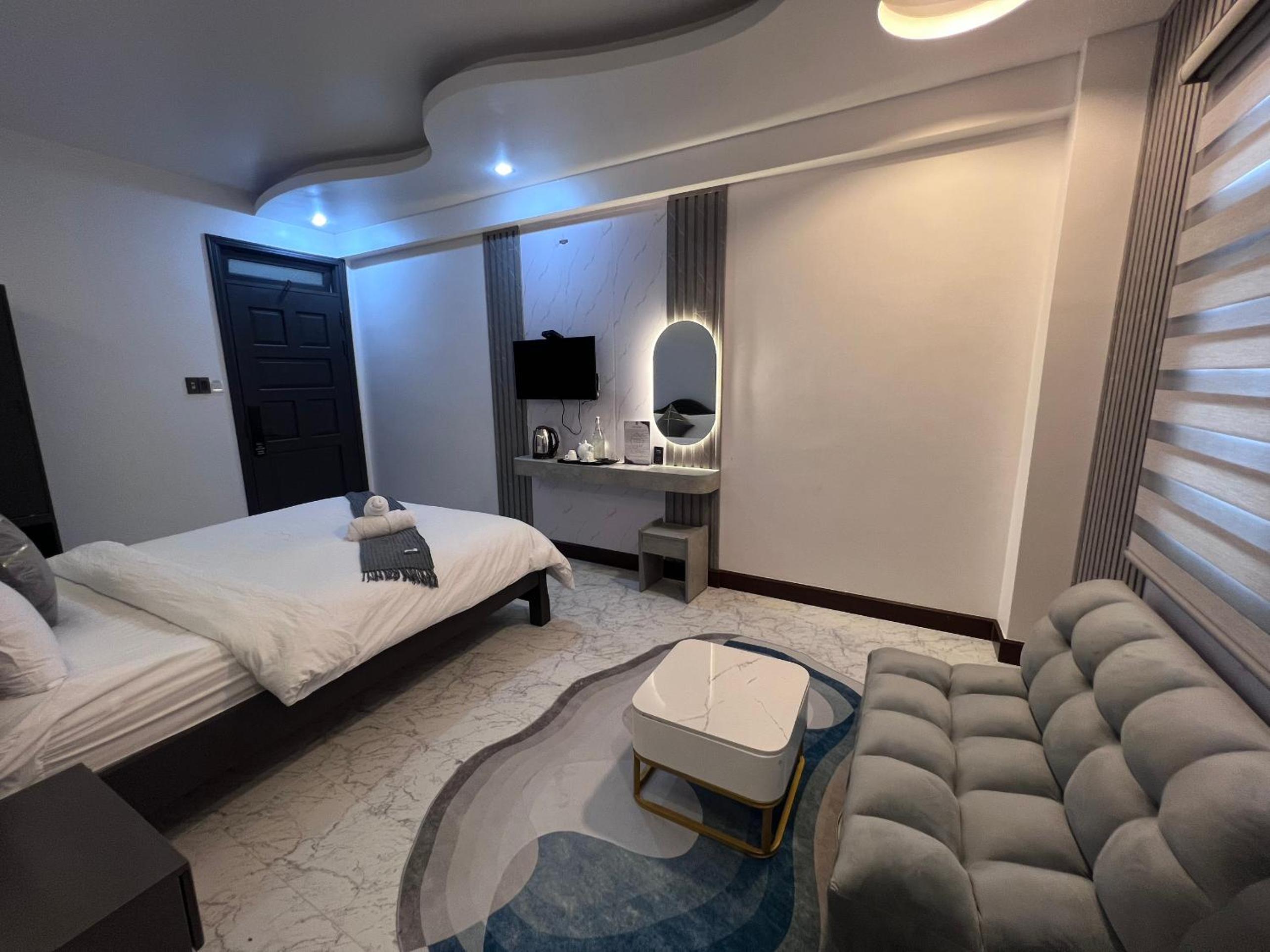Deluxe King Room - Photo 14