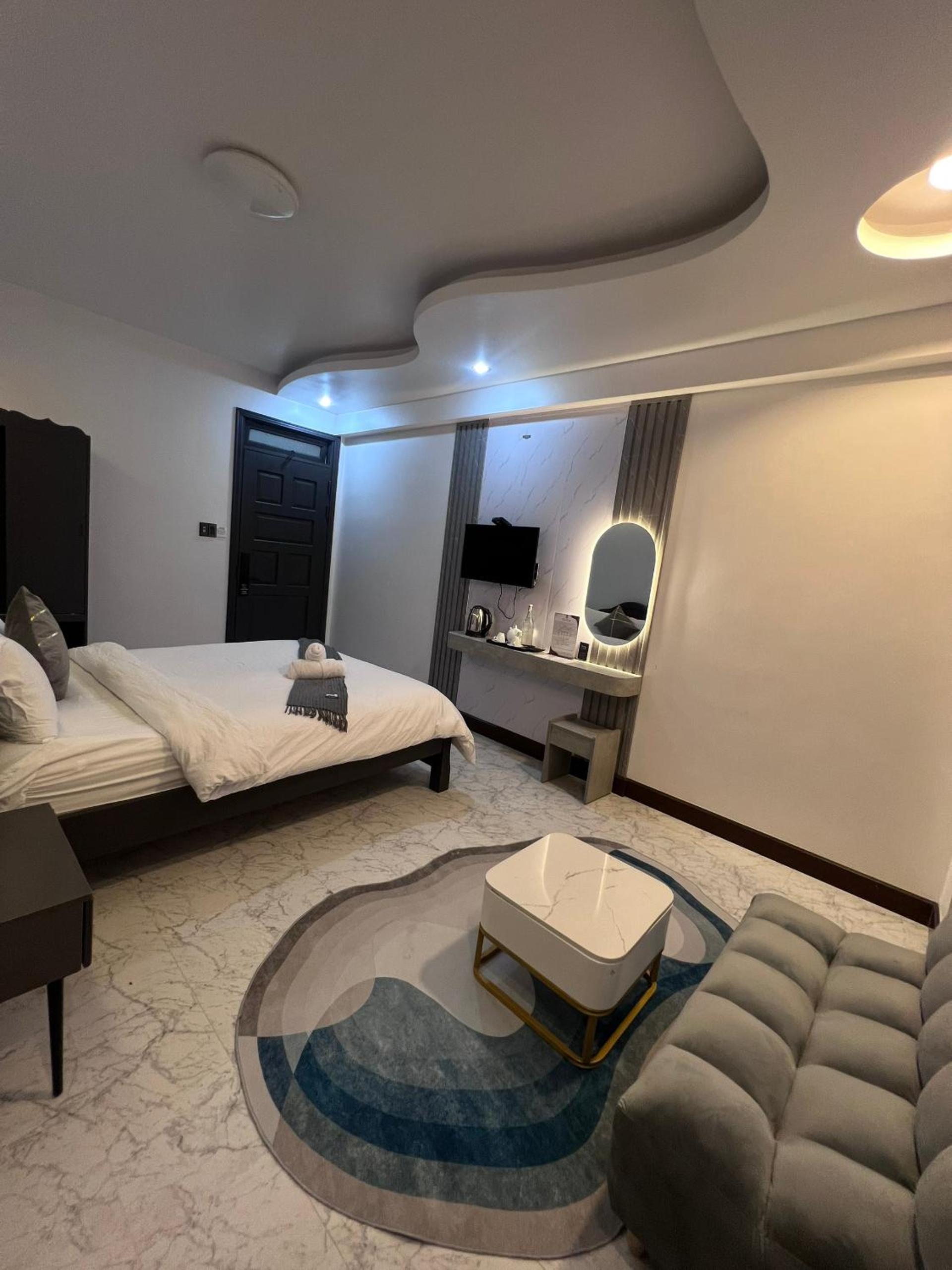 Deluxe King Room - Photo 11