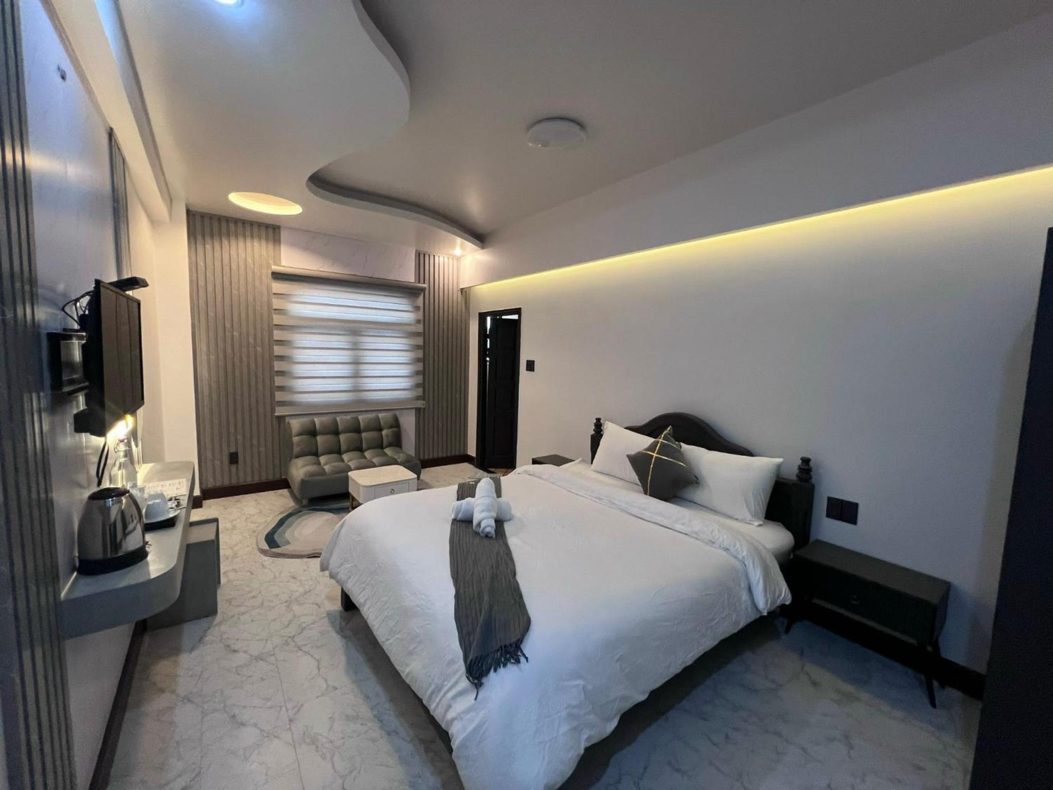 Deluxe King Room - Photo 17
