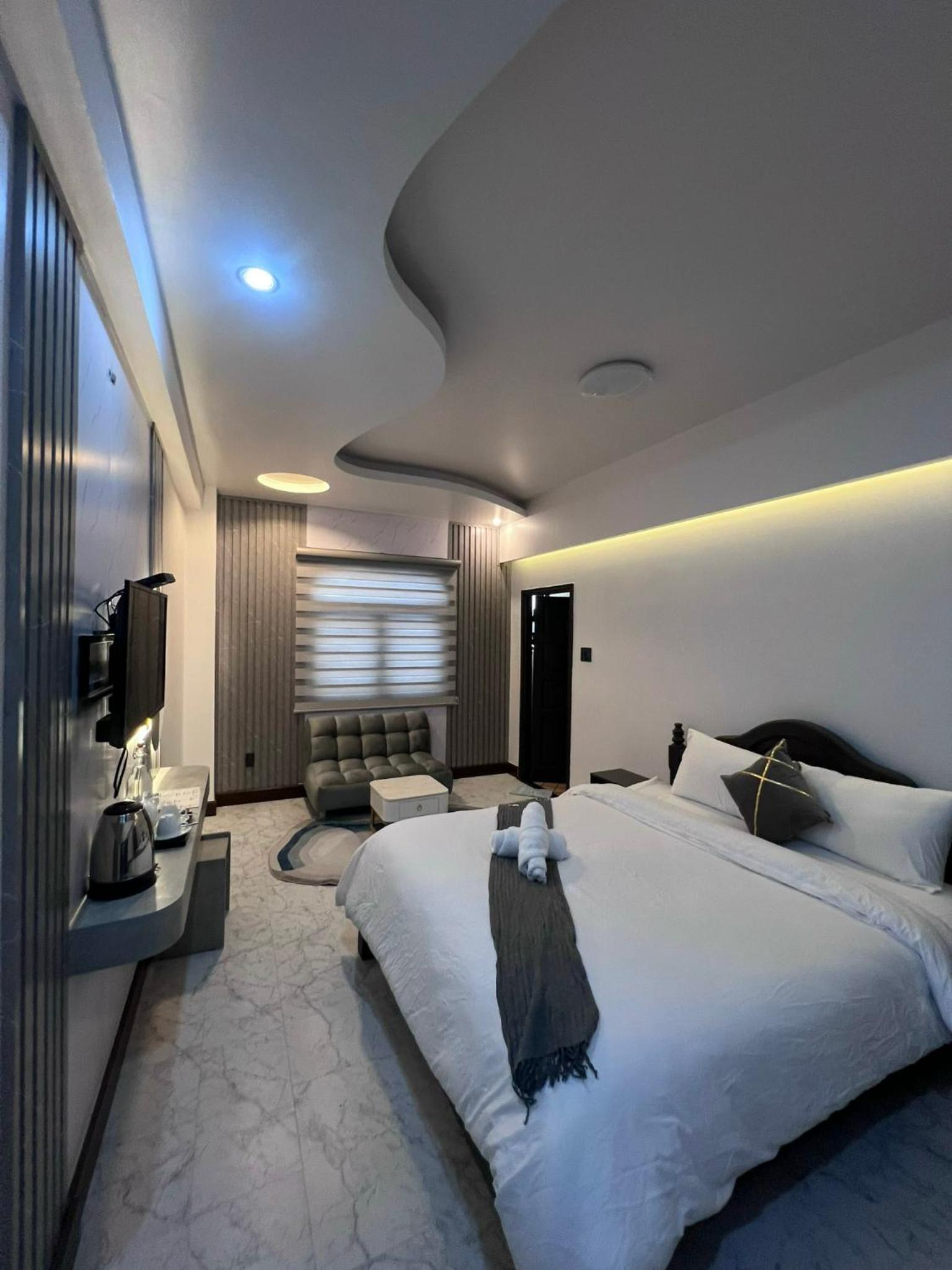 Deluxe King Room - Photo 19