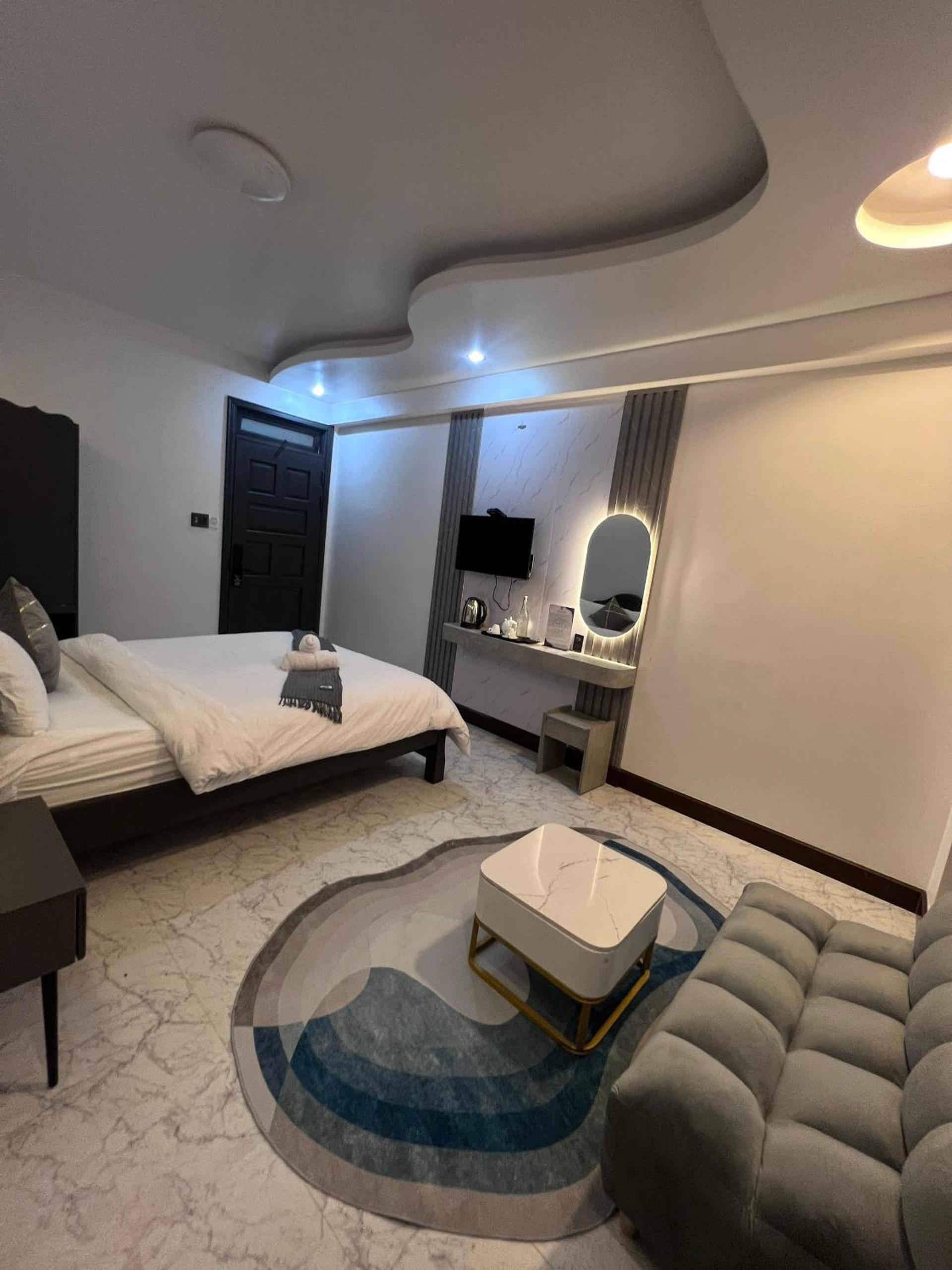 Deluxe King Room - Photo 16