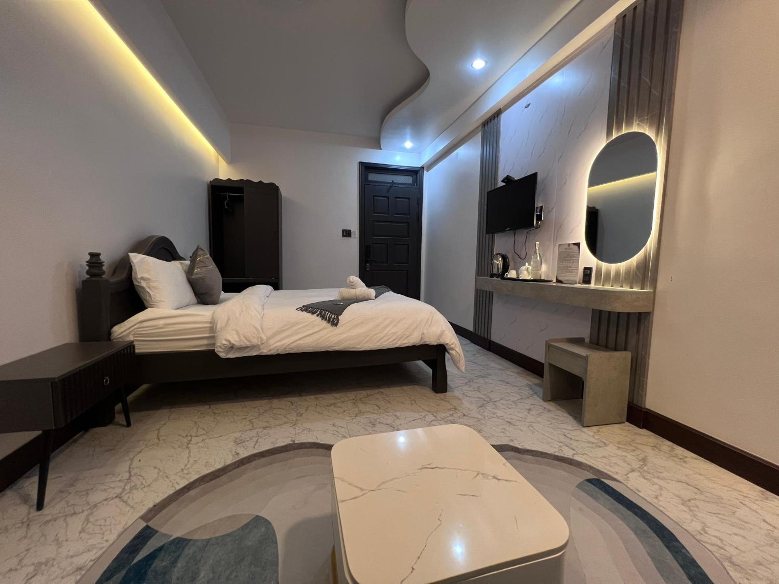 Deluxe King Room - Photo 4
