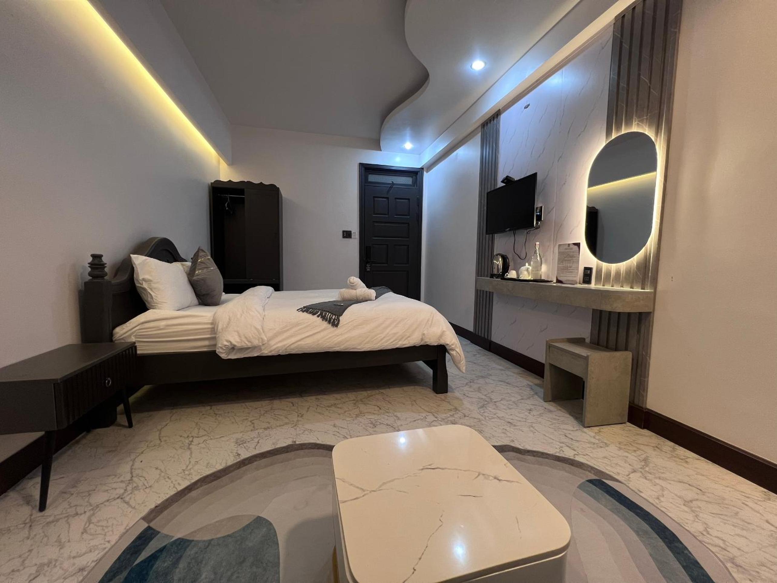Deluxe King Room - Photo 5