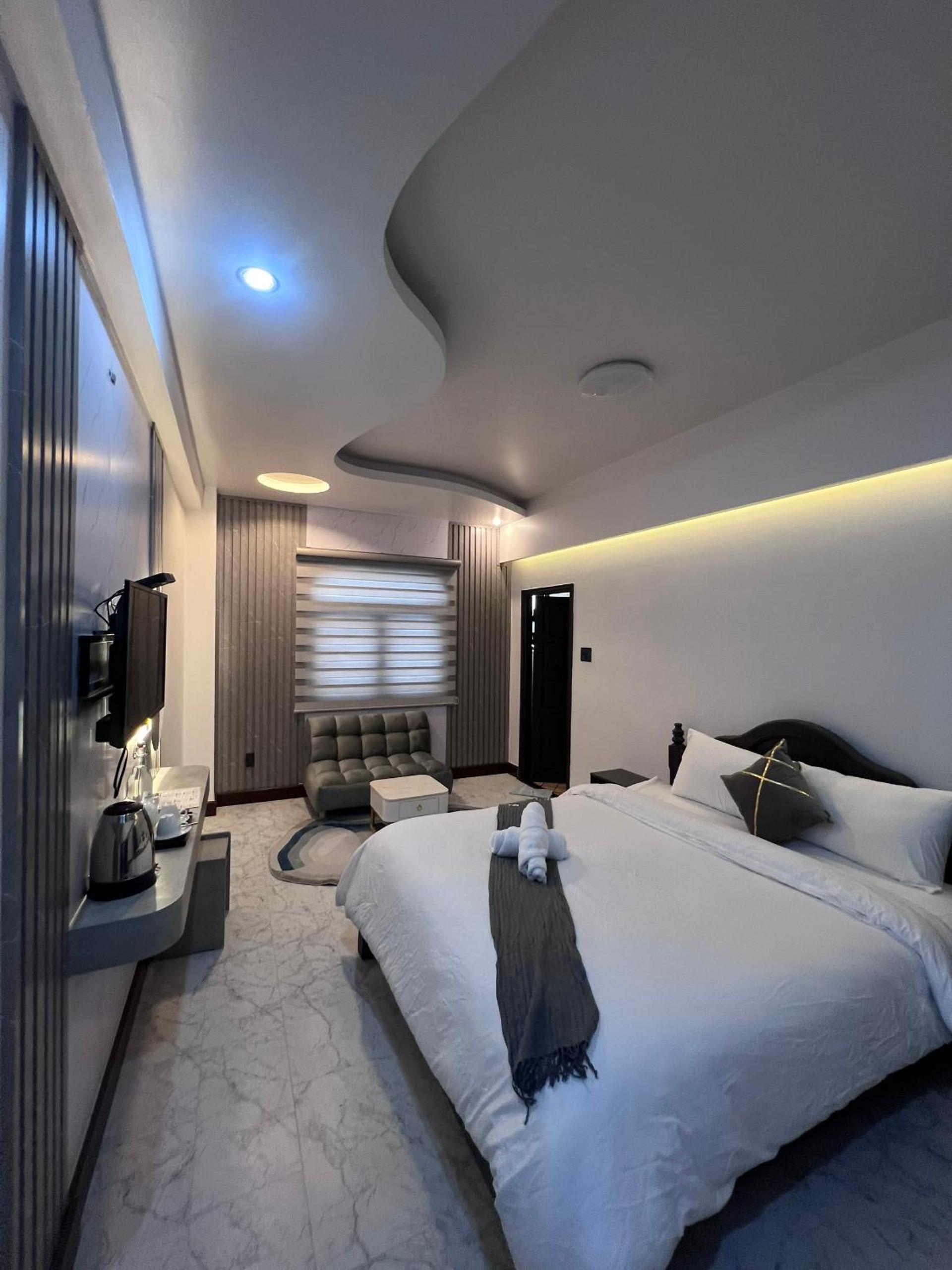 Deluxe King Room - Photo 6