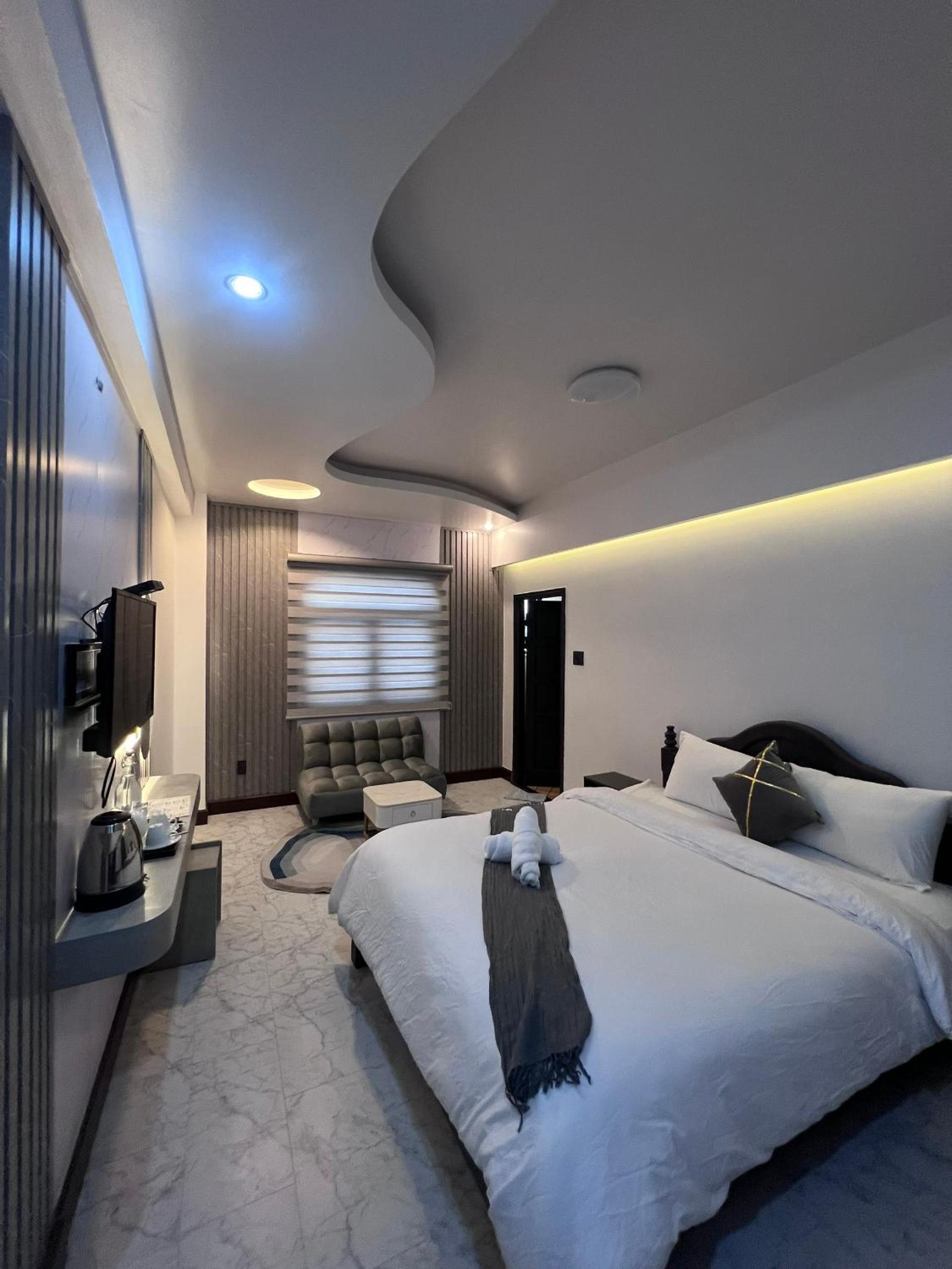 Deluxe King Room - Photo 7