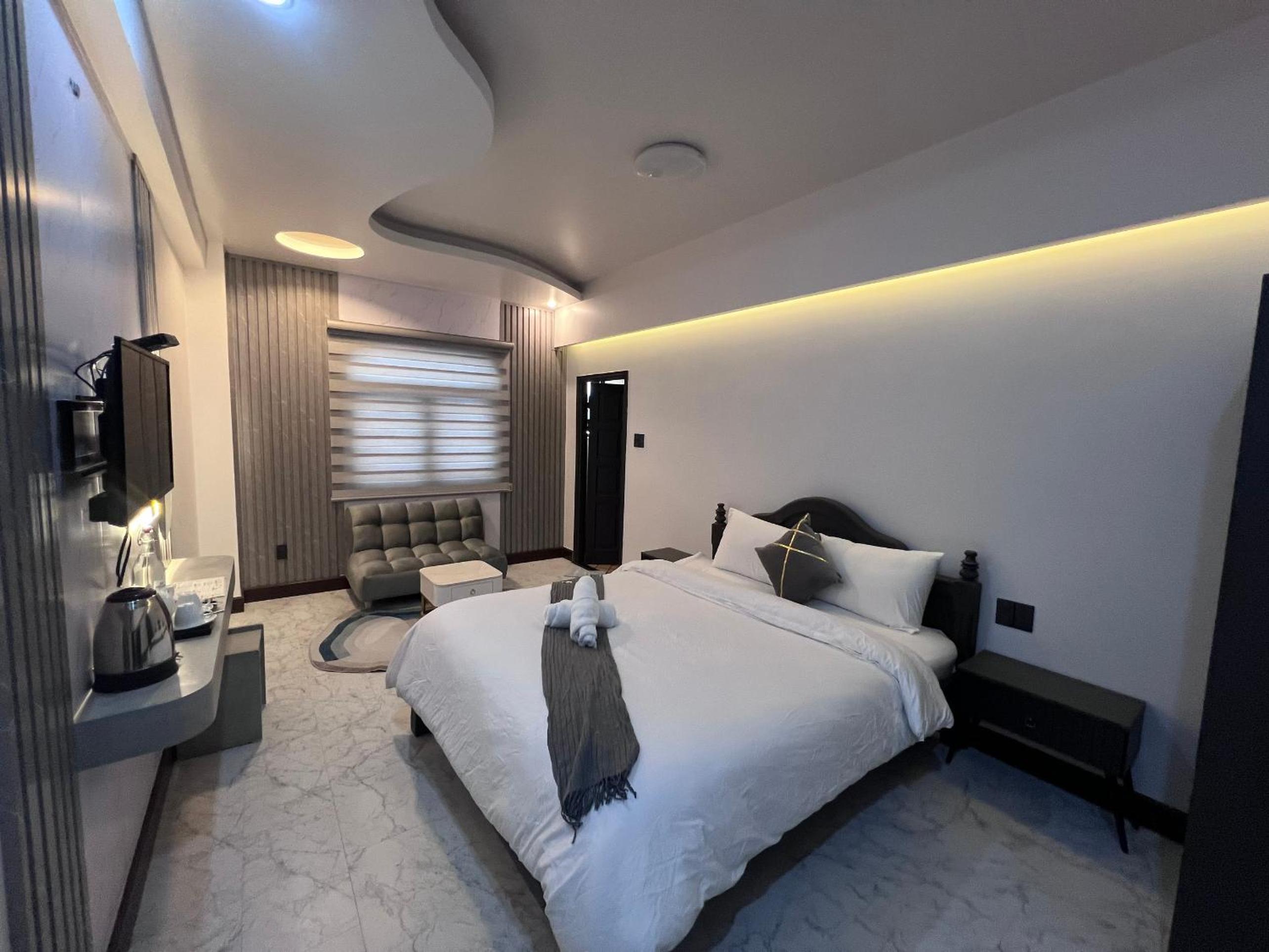 Deluxe King Room - Photo 3