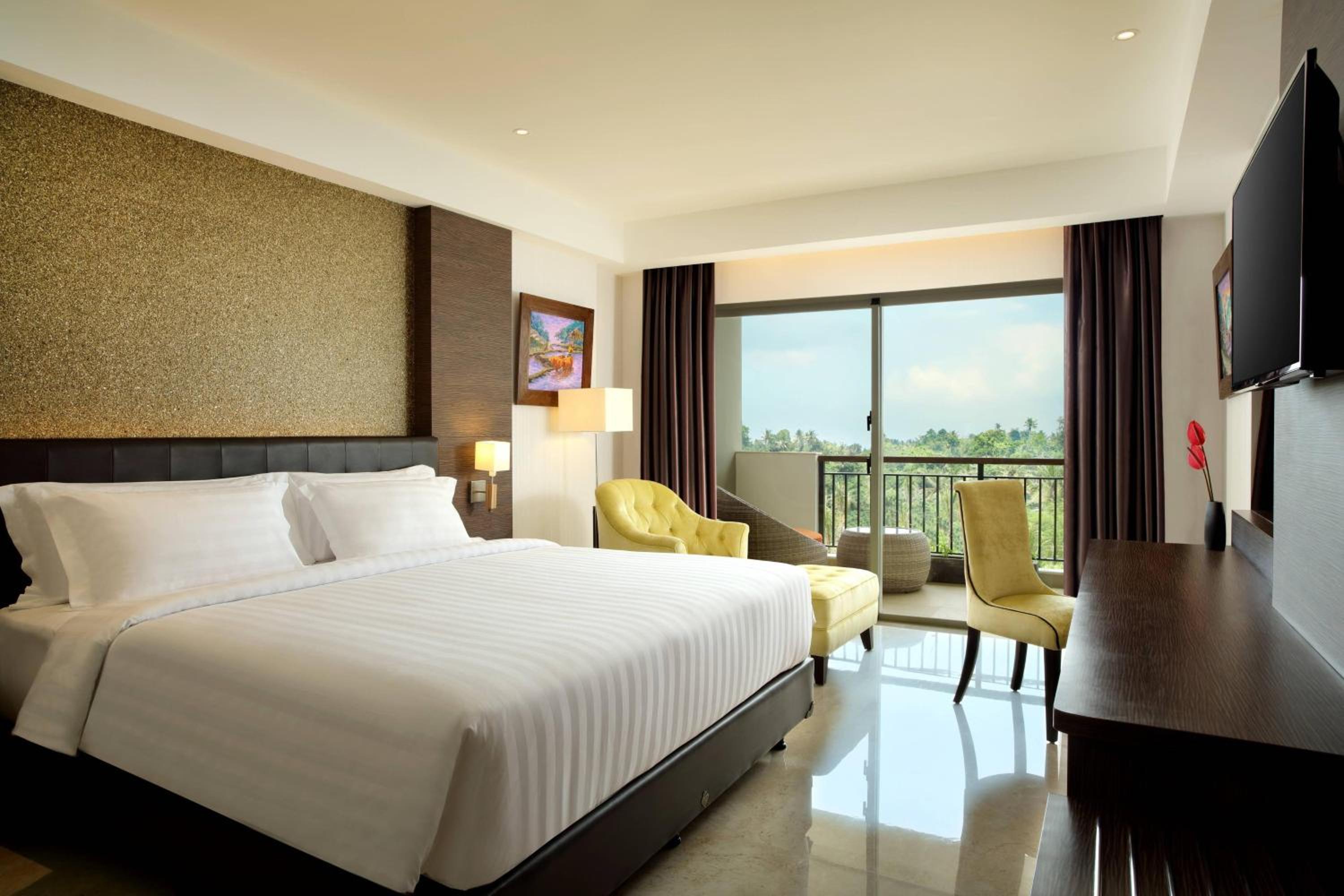 Deluxe King Balcony Room with Vertical Garden View, with FREE daily shuttle to Ubud City, FREE Photo Session, FREE Art Gallery Visit, 24-hour access to Fitness Center, FREE Welcome Drink, and FREE Kids Activities. photo 3