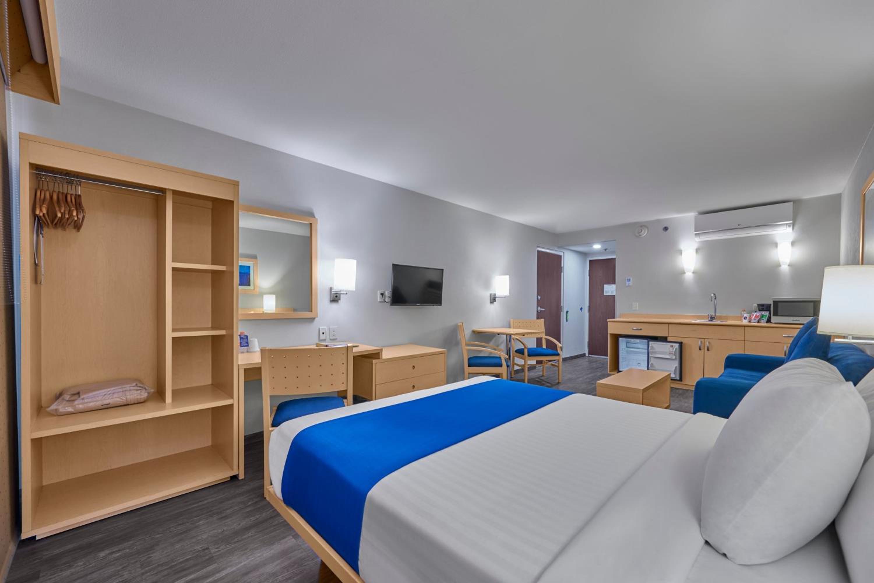 Queen Suite with Sofa Bed - Photo 4