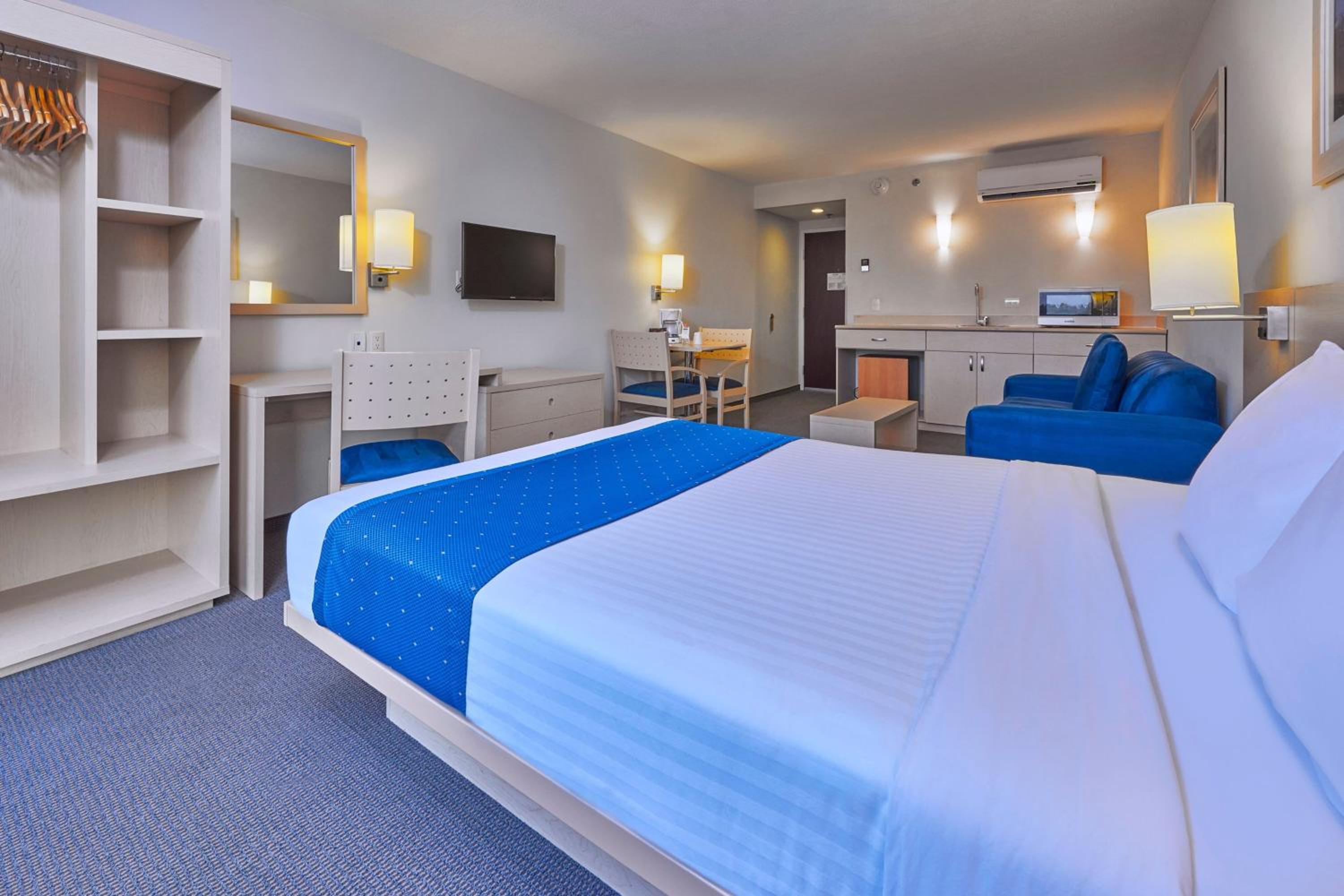 Queen Suite with Sofa Bed - Photo 5