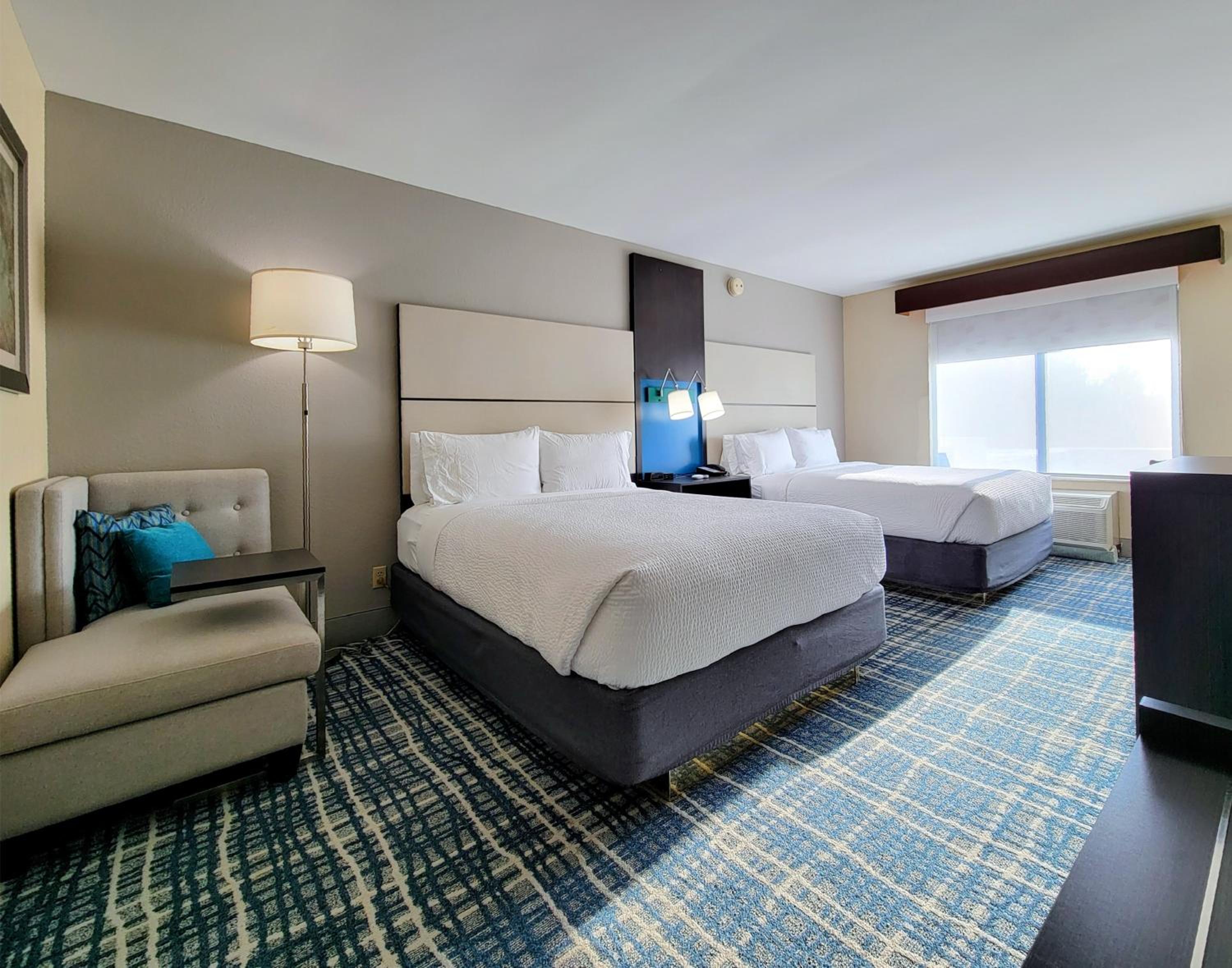 Standard Room with Two Queen Beds - Photo 6
