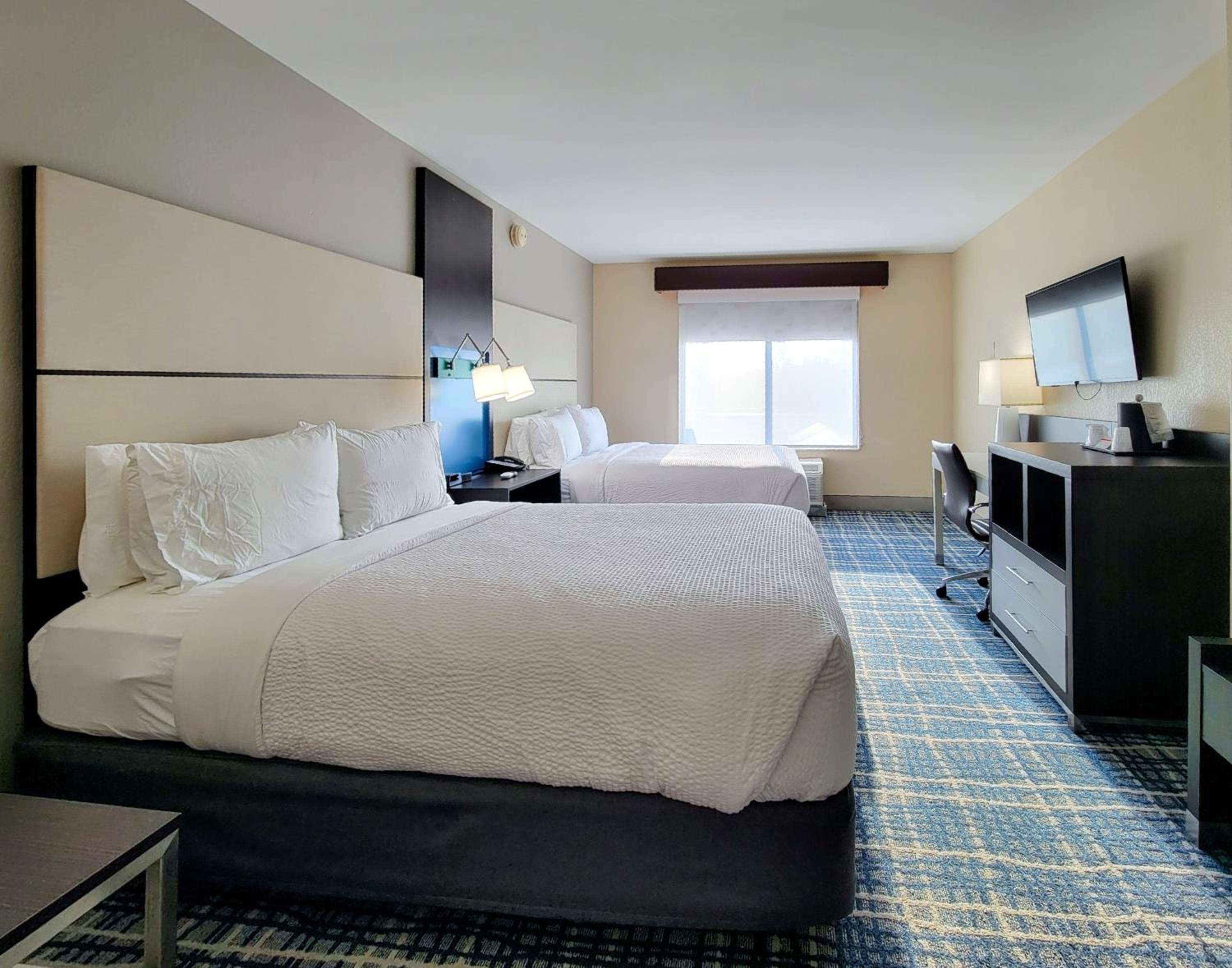 Standard Room with Two Queen Beds - Photo 1