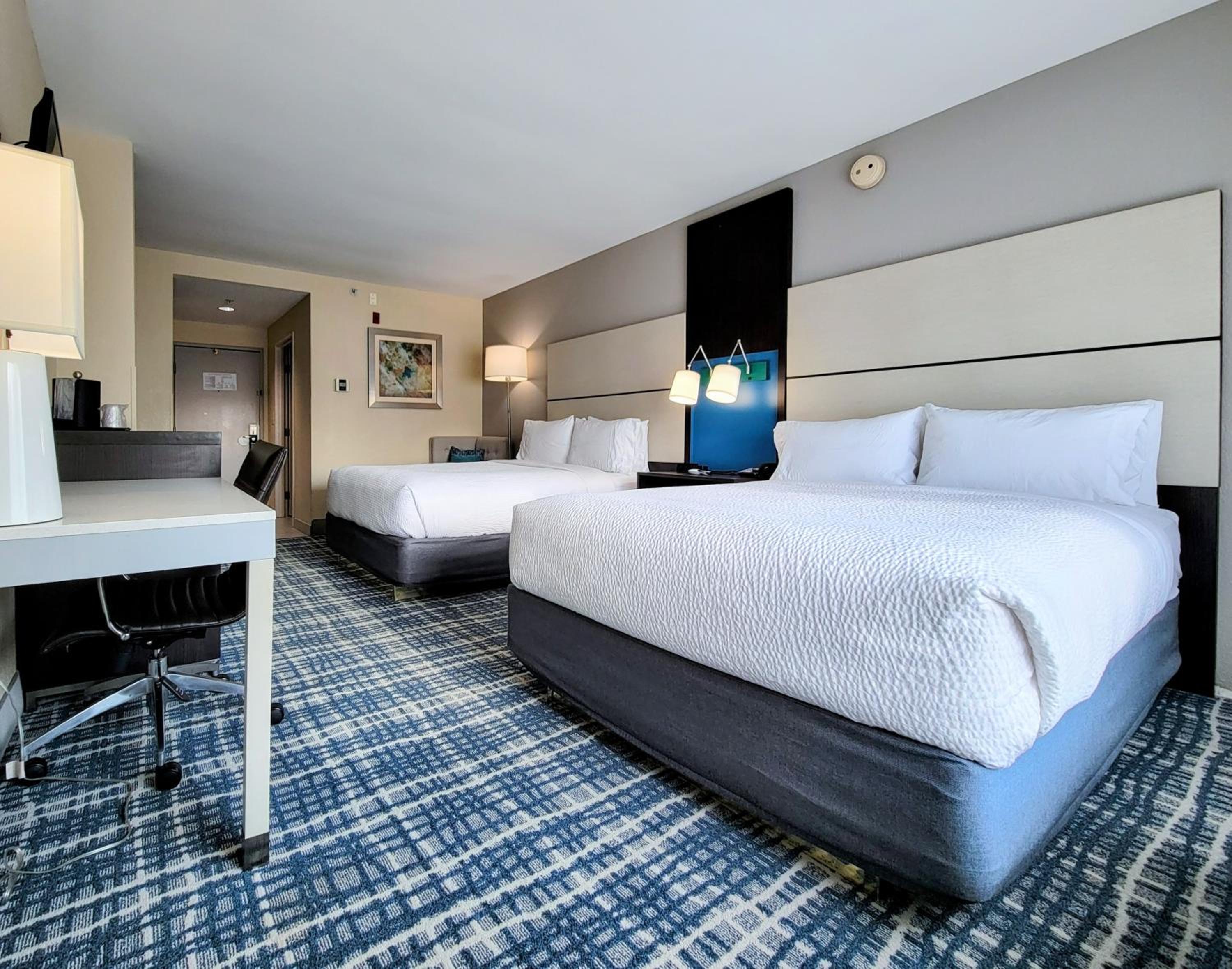 Standard Room with Two Queen Beds - Photo 8