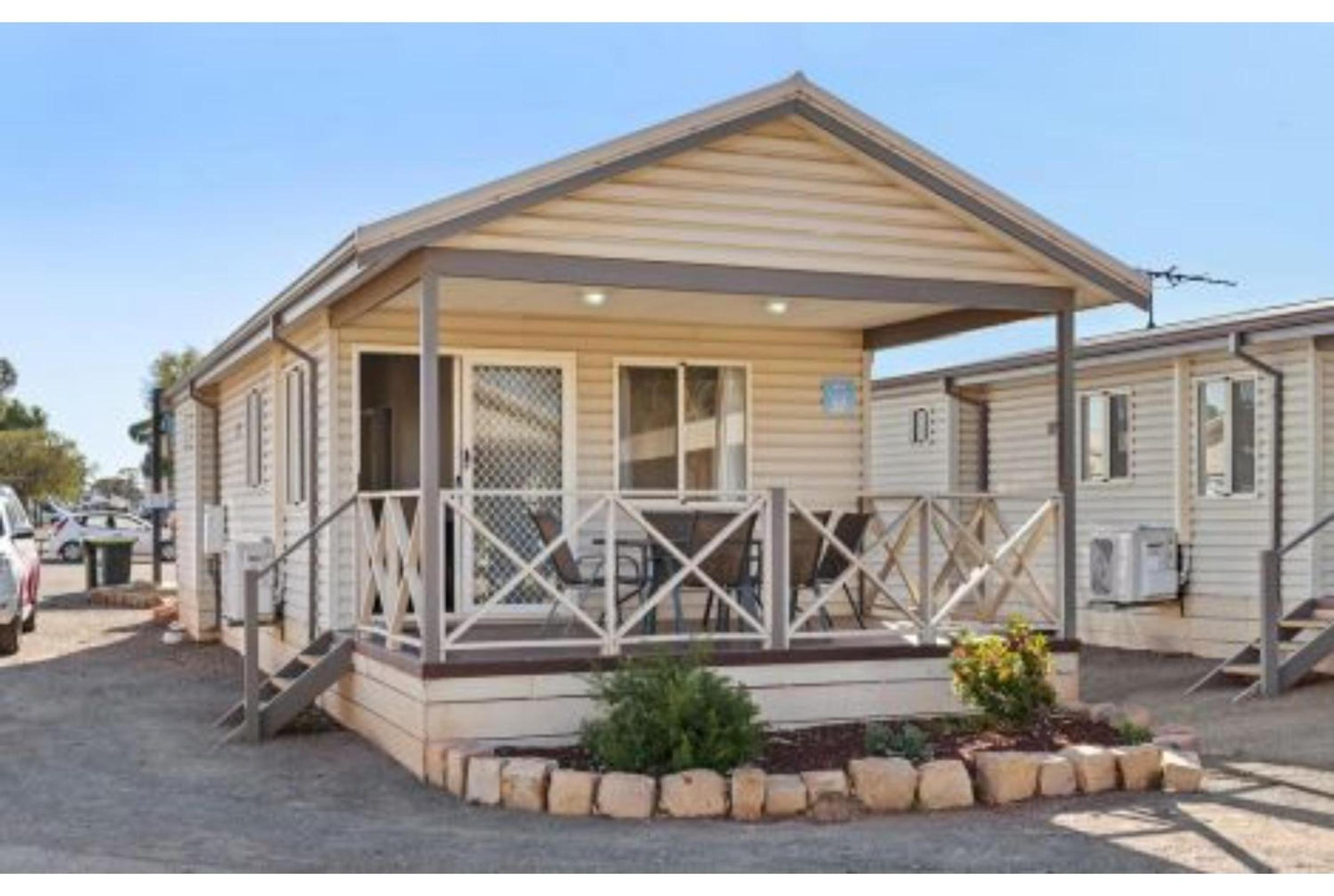 Deluxe 2 Bedroom Cabin – Sleeps 6 photo 2