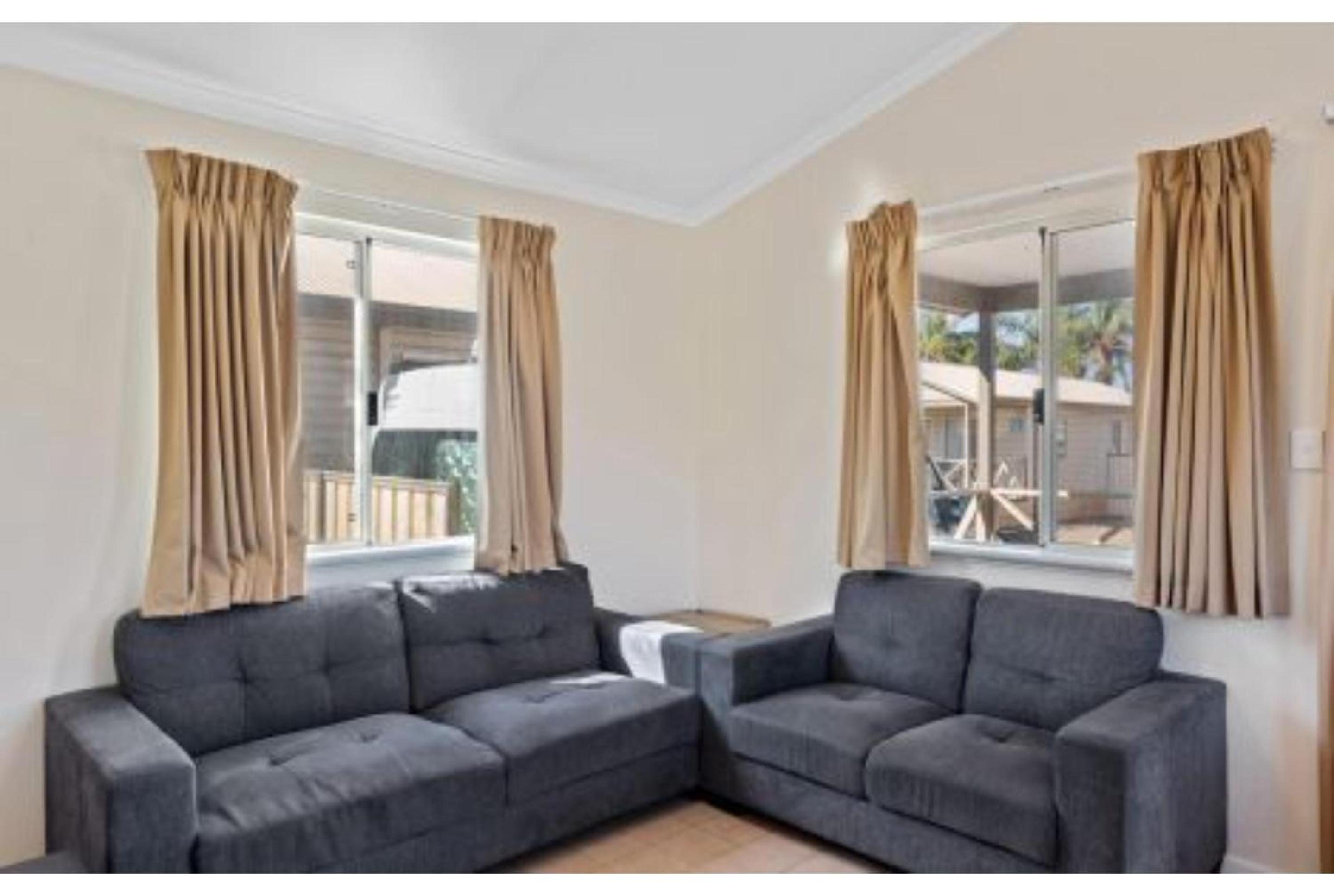Deluxe 2 Bedroom Cabin – Sleeps 5