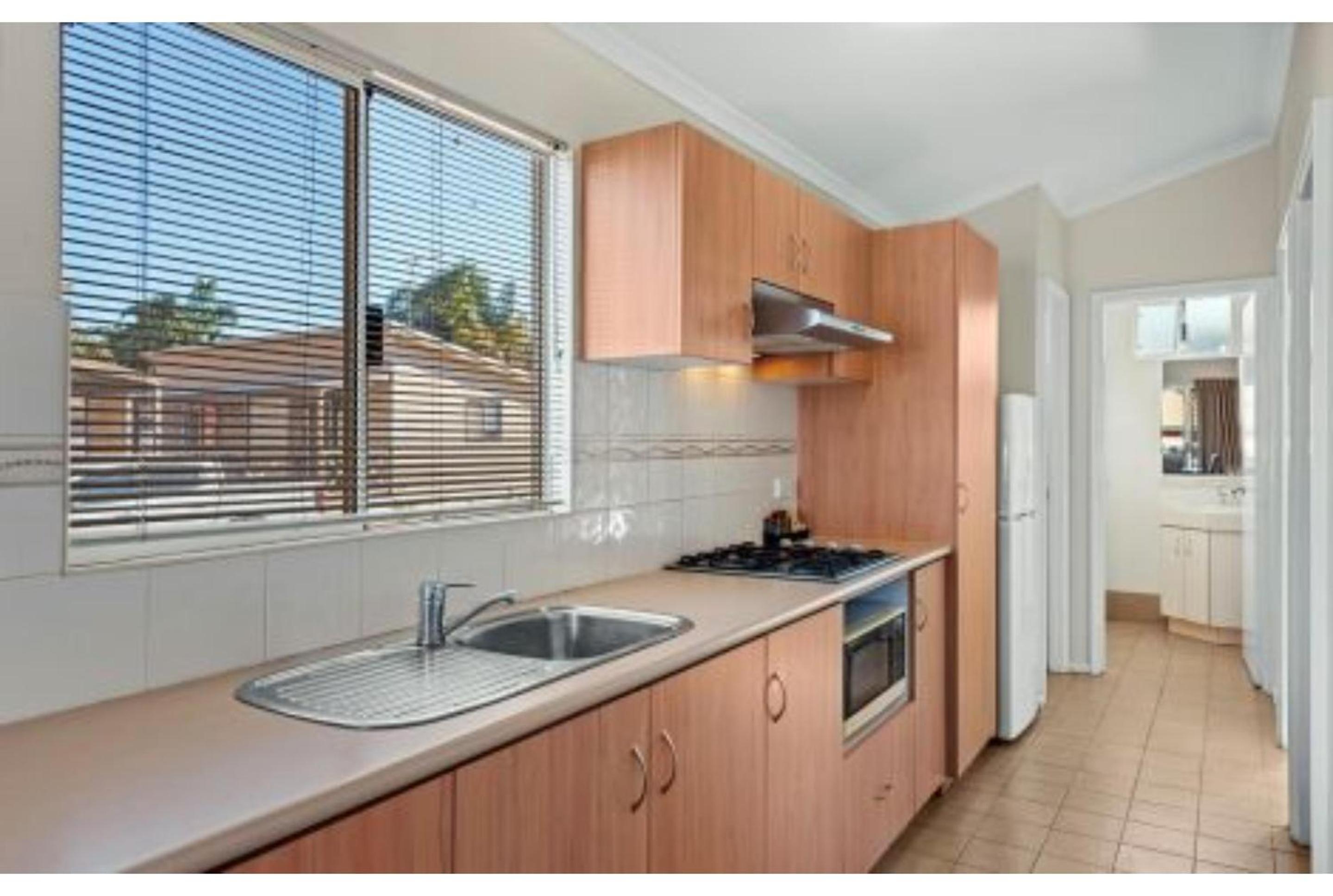 Deluxe 2 Bedroom Cabin – Sleeps 4 (1 Queen + 2 Singles) photo 3
