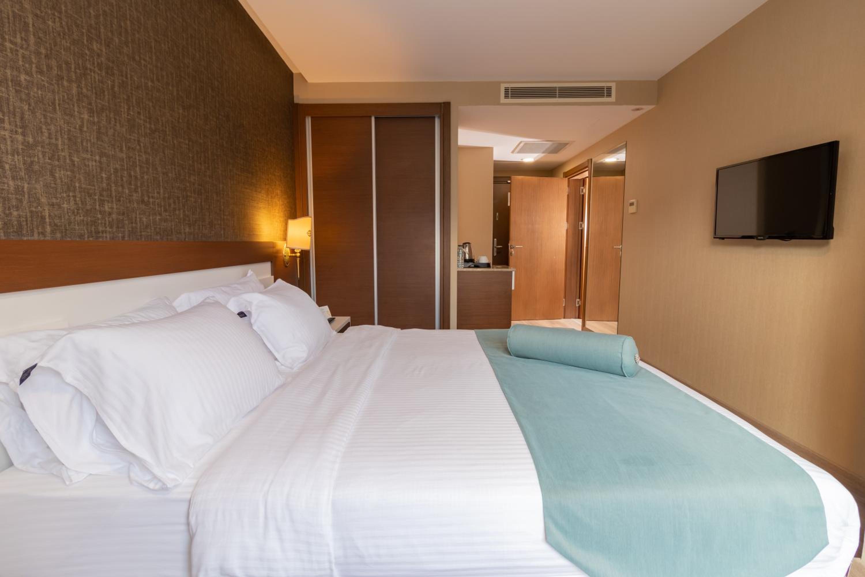 Two Connecting Double Rooms with Mountain View photo 2