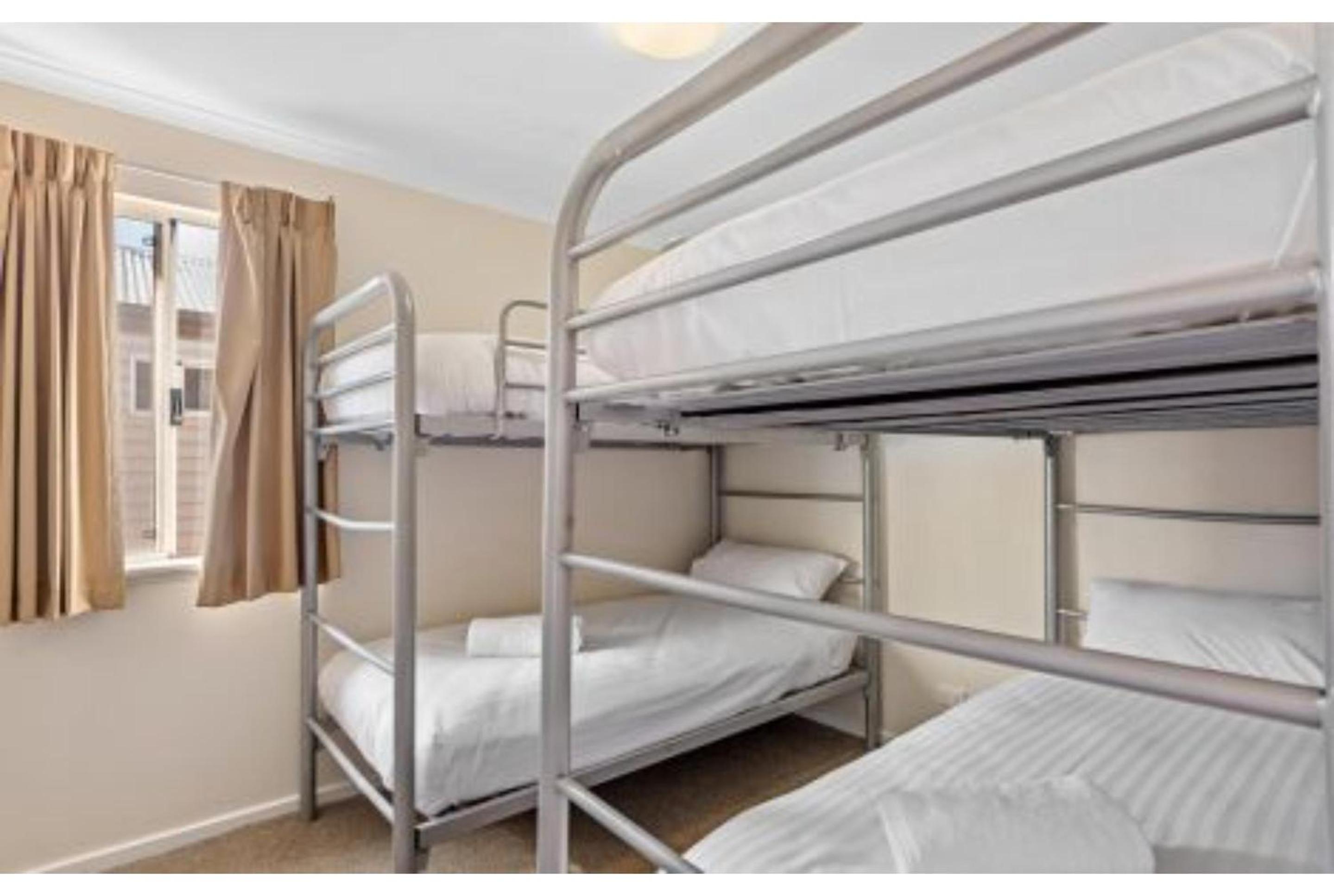 Deluxe 2 Bedroom Cabin – Sleeps 6
