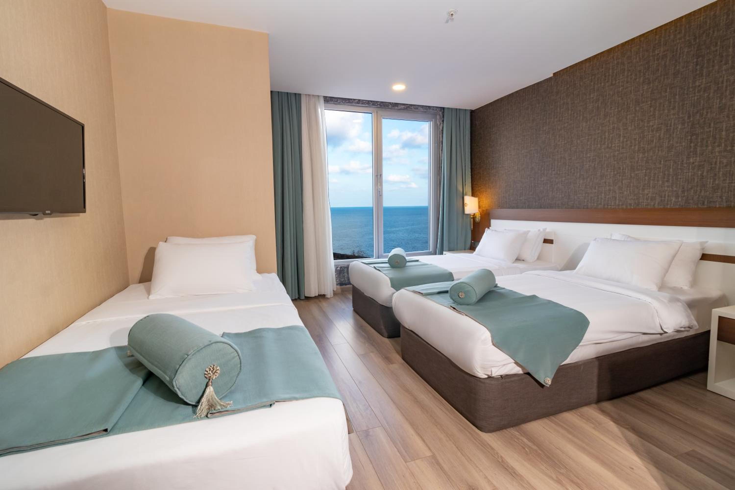 Deluxe Triple Room with Sea View photo 2