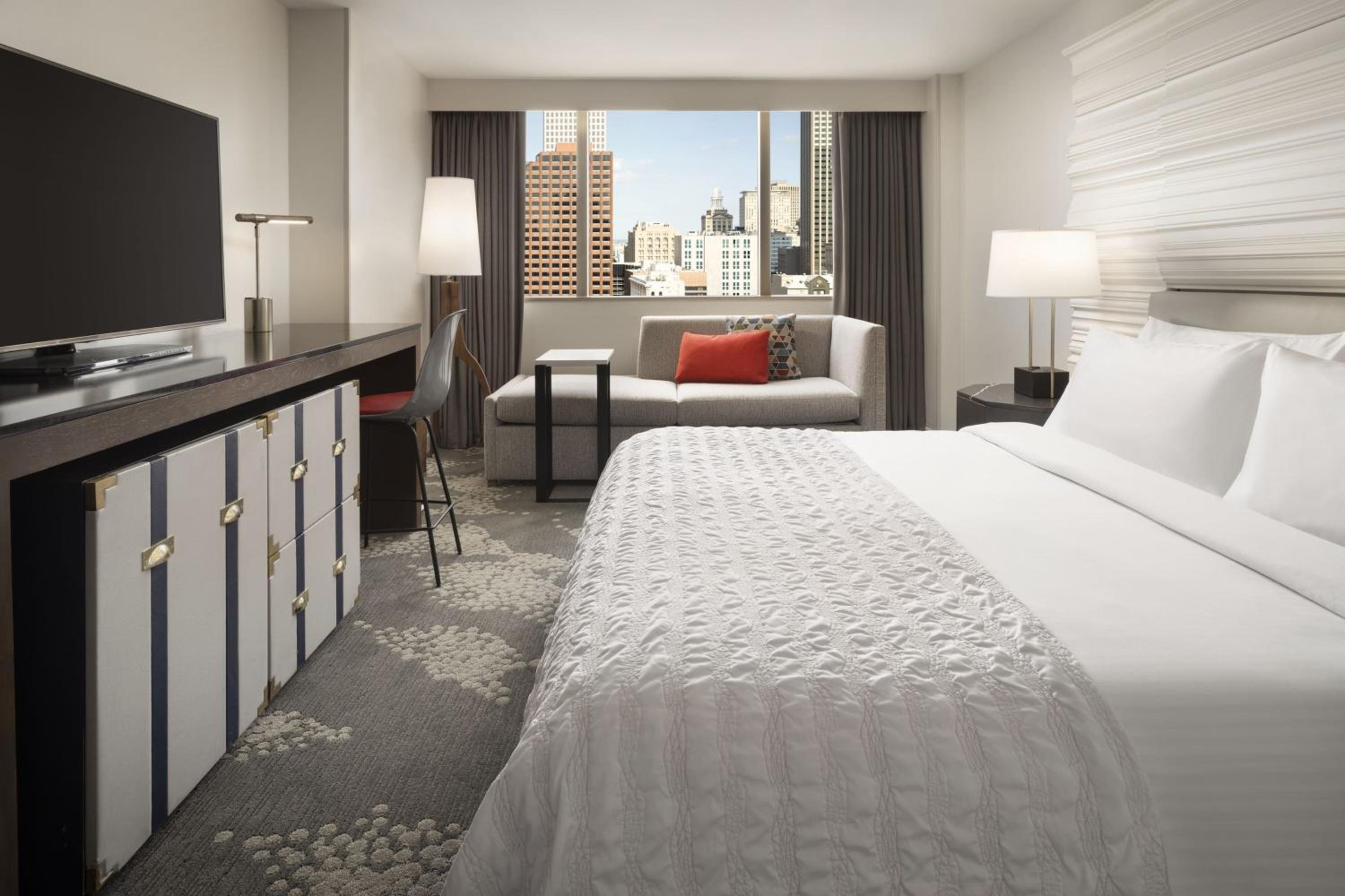 Guest room, 1 King, City view - Photo 4