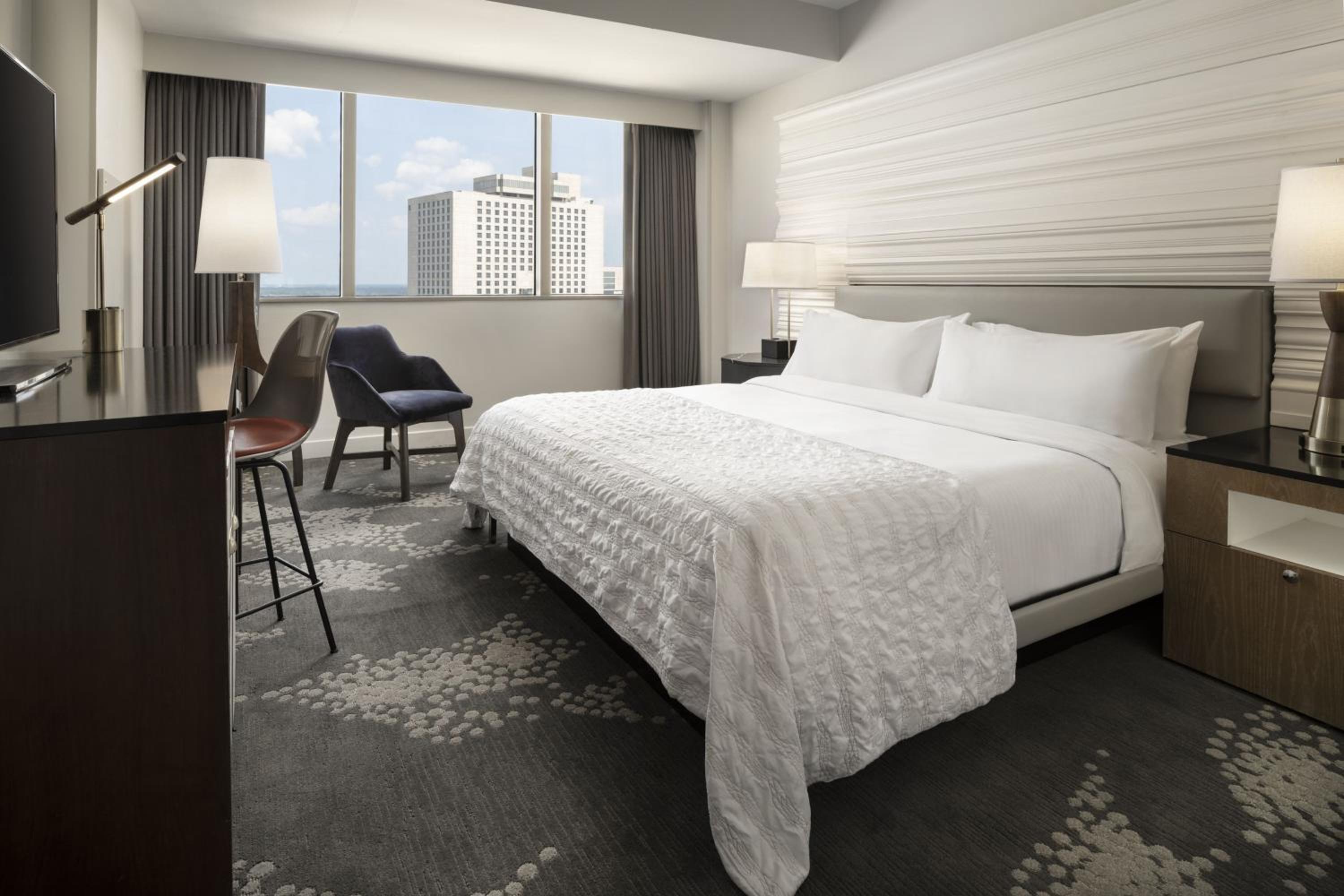 Corner King Suite, 1 Bedroom Suite, 1 King, Corner room - Photo 1