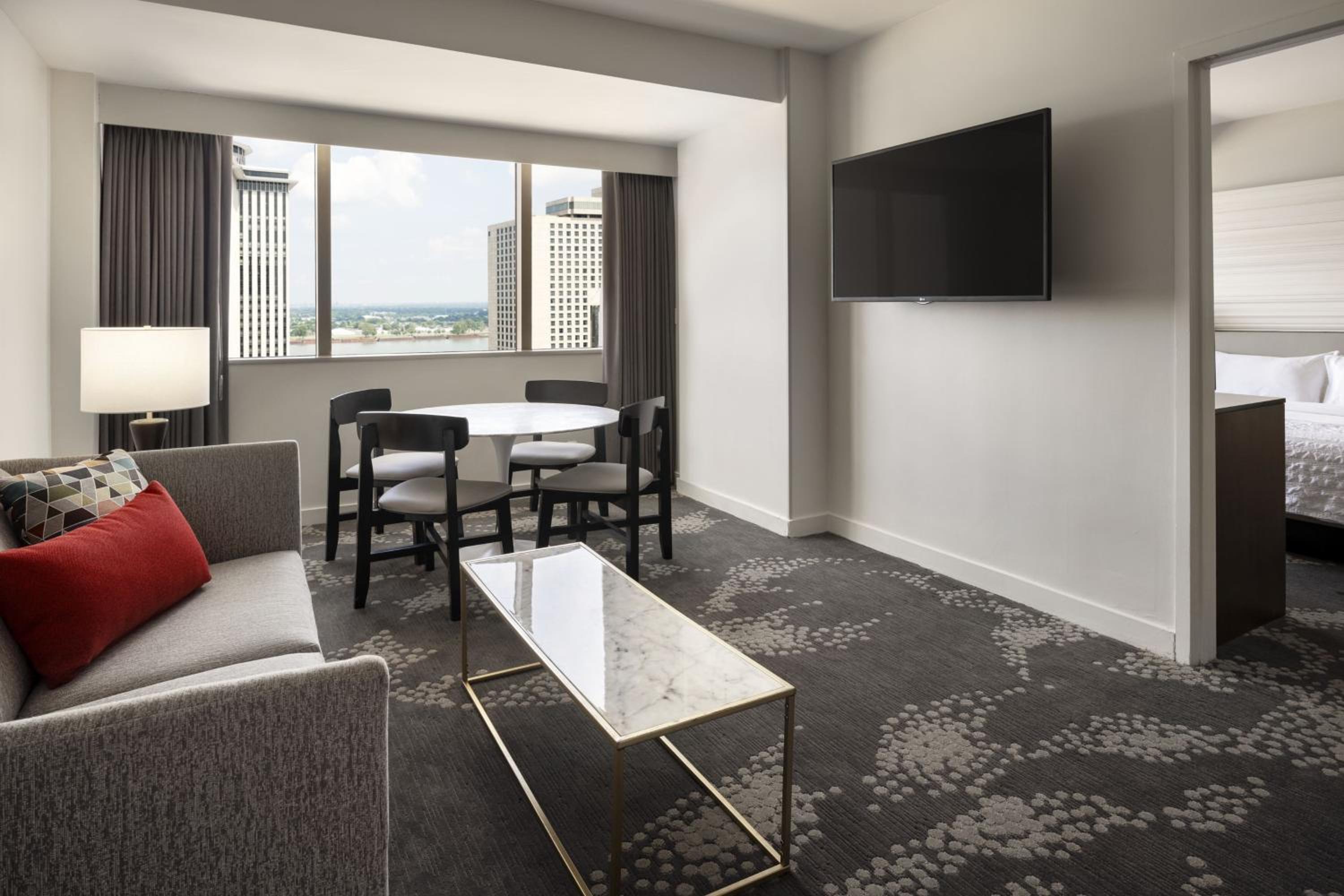 Corner King Suite, 1 Bedroom Suite, 1 King, Corner room - Photo 6