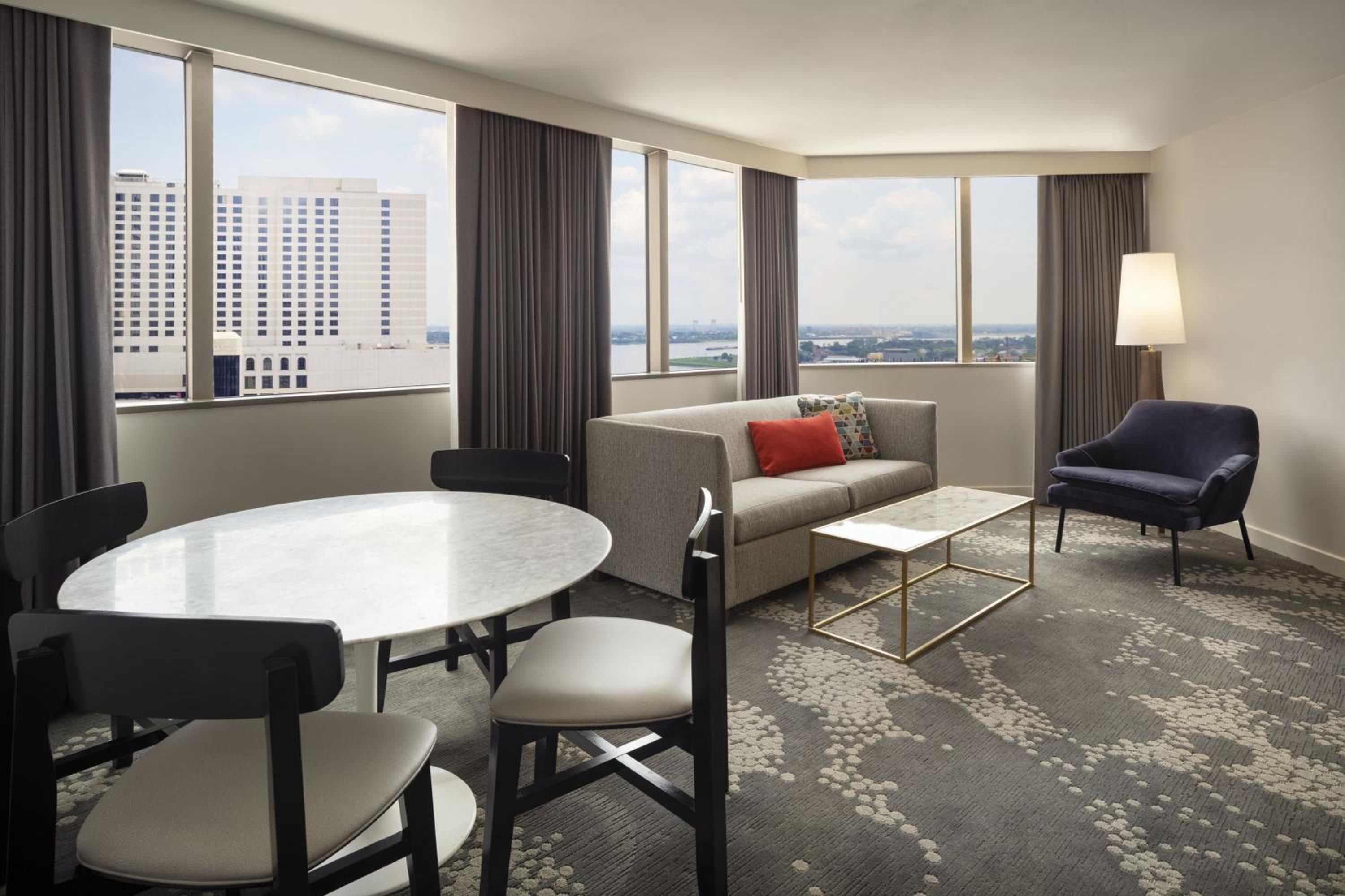 Corner King Suite, 1 Bedroom Suite, 1 King, Corner room - Photo 4