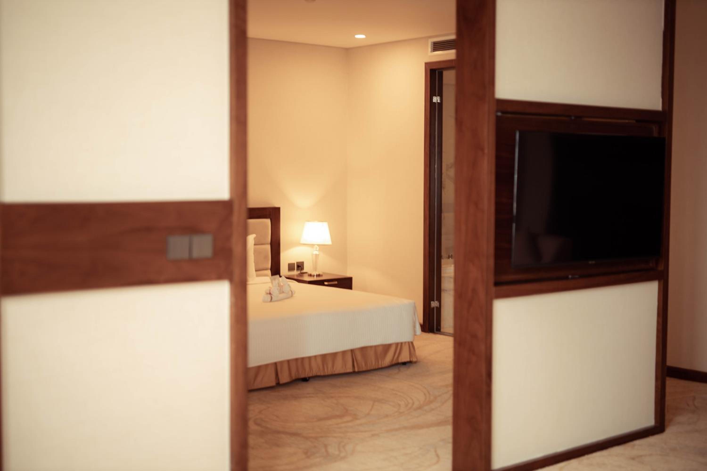 Executive Suite - Photo 10