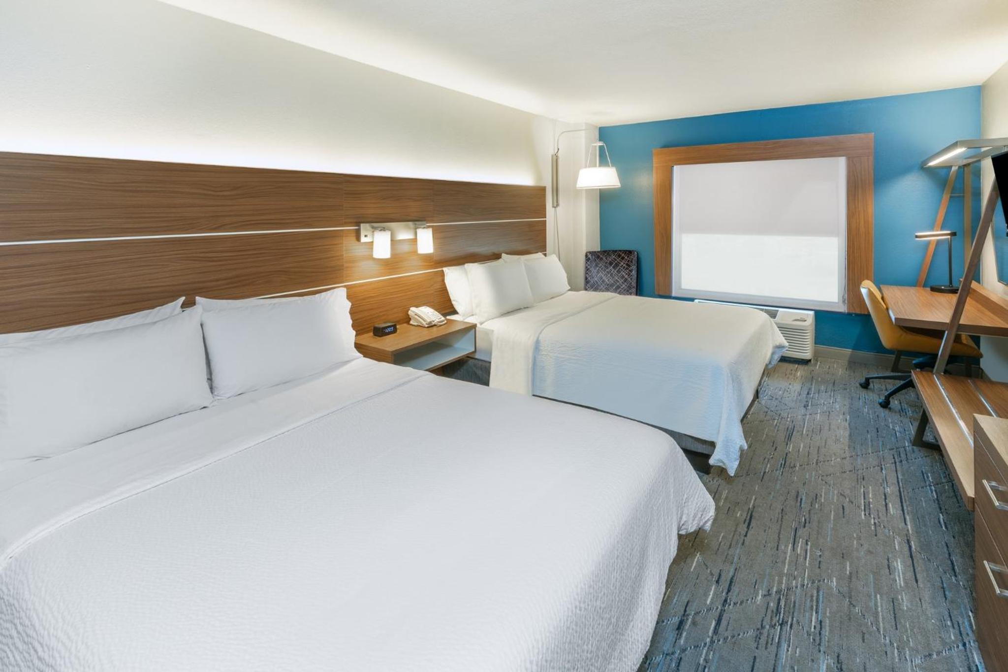 Standard Room with Two Queen Beds - Photo 2