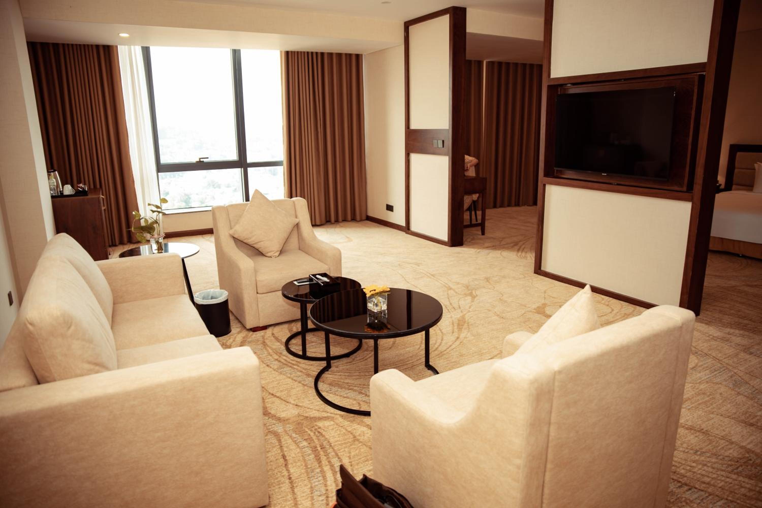 Executive Suite - Photo 12