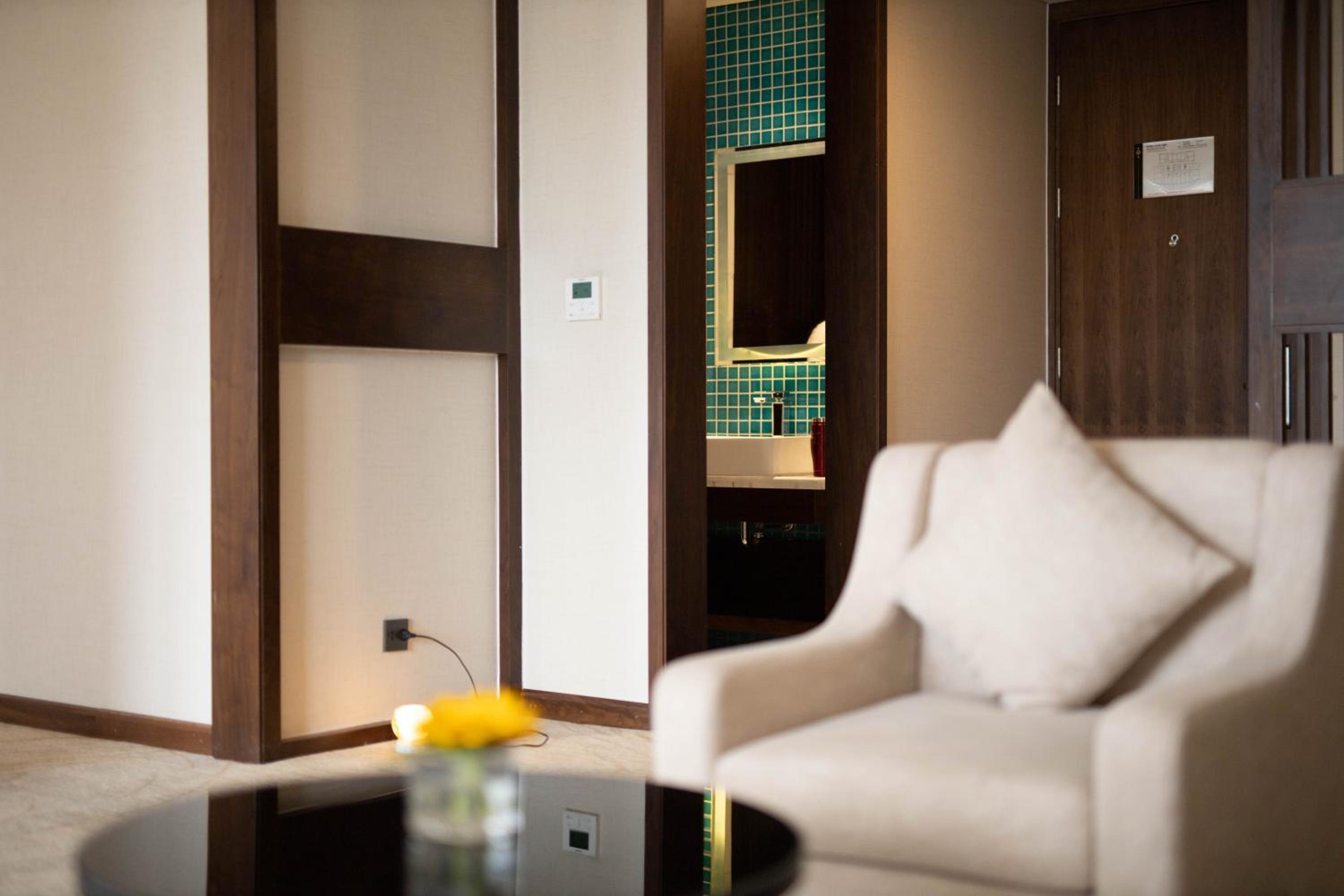 Executive Suite - Photo 3