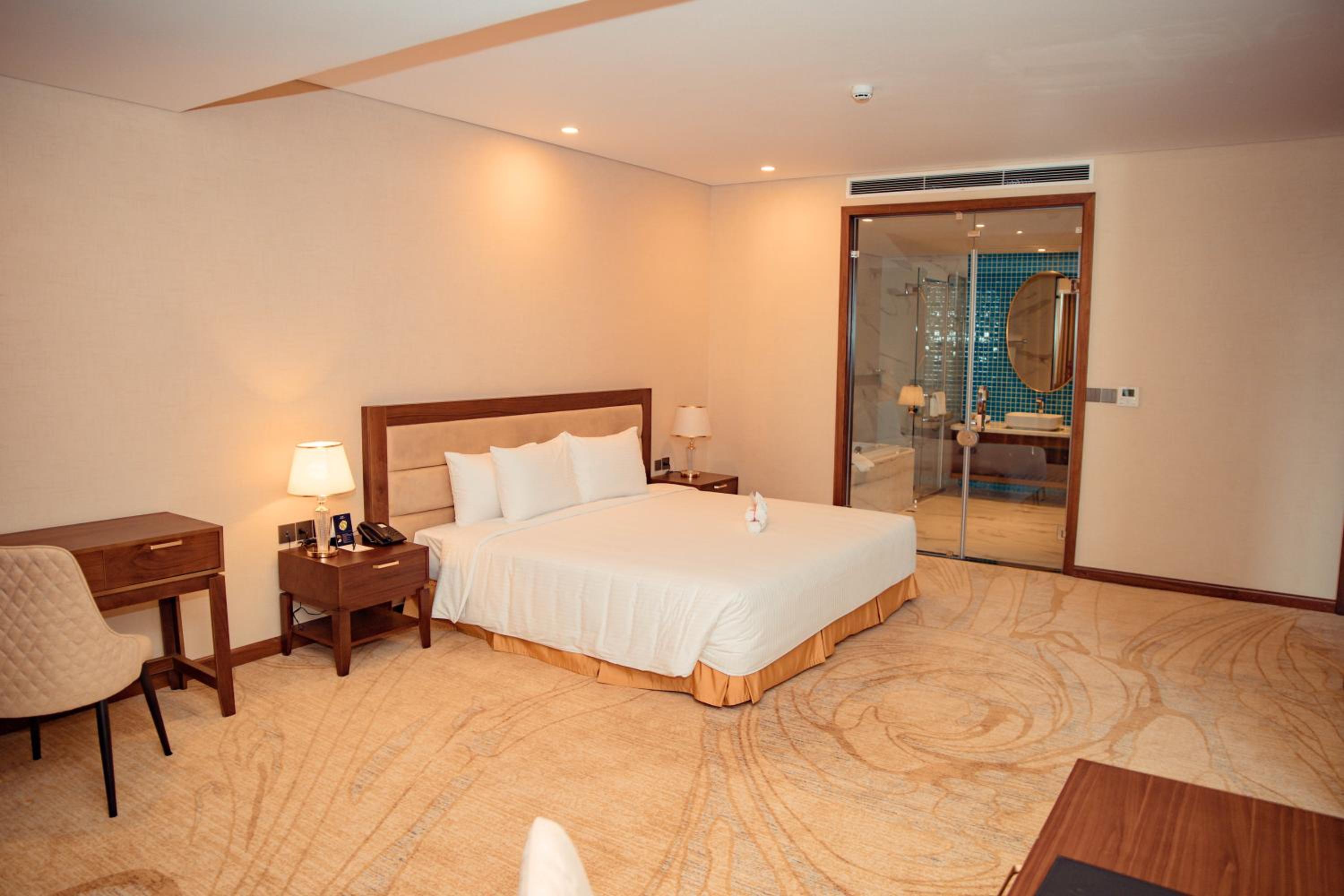 Executive Suite - Photo 1