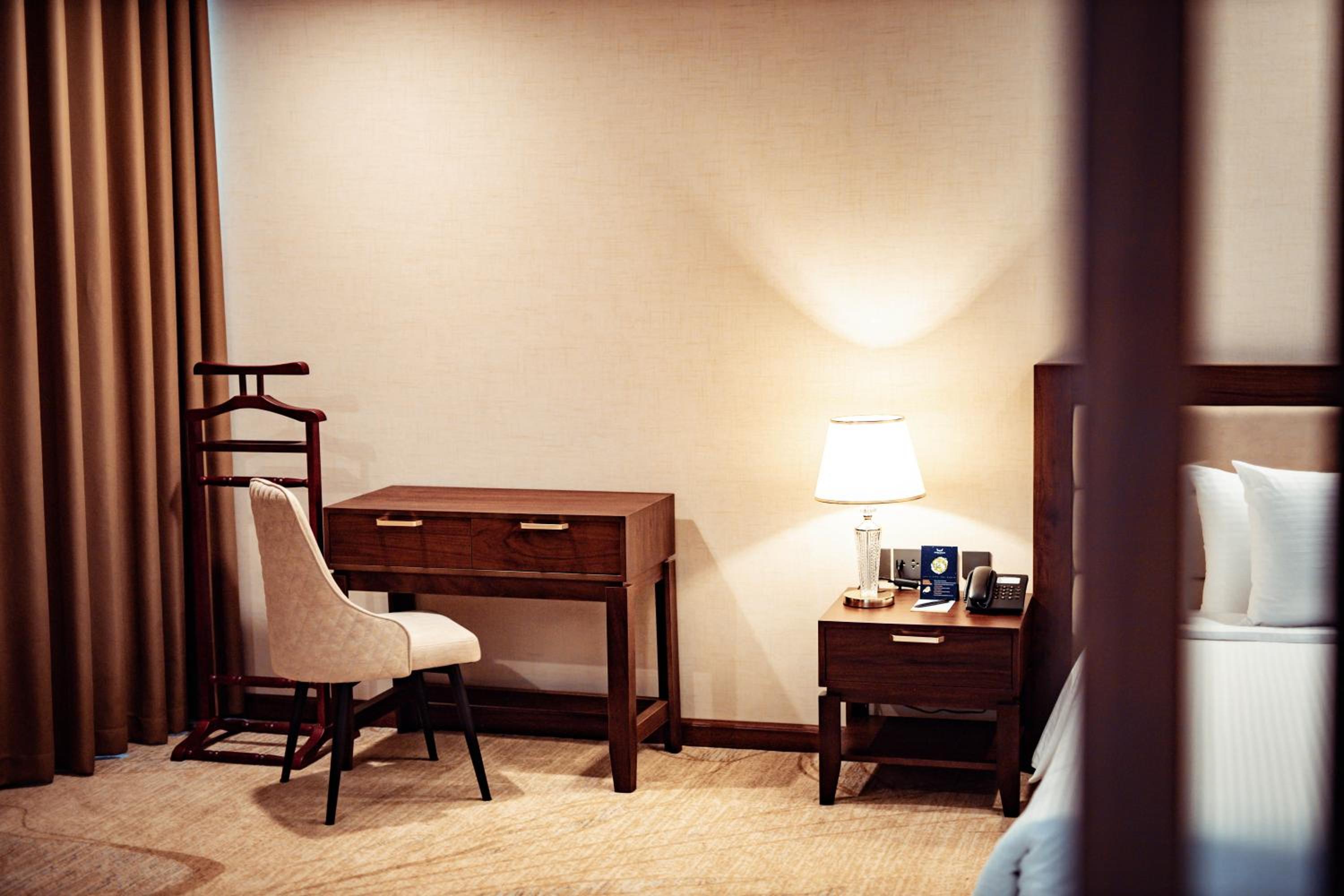 Executive Suite - Photo 11