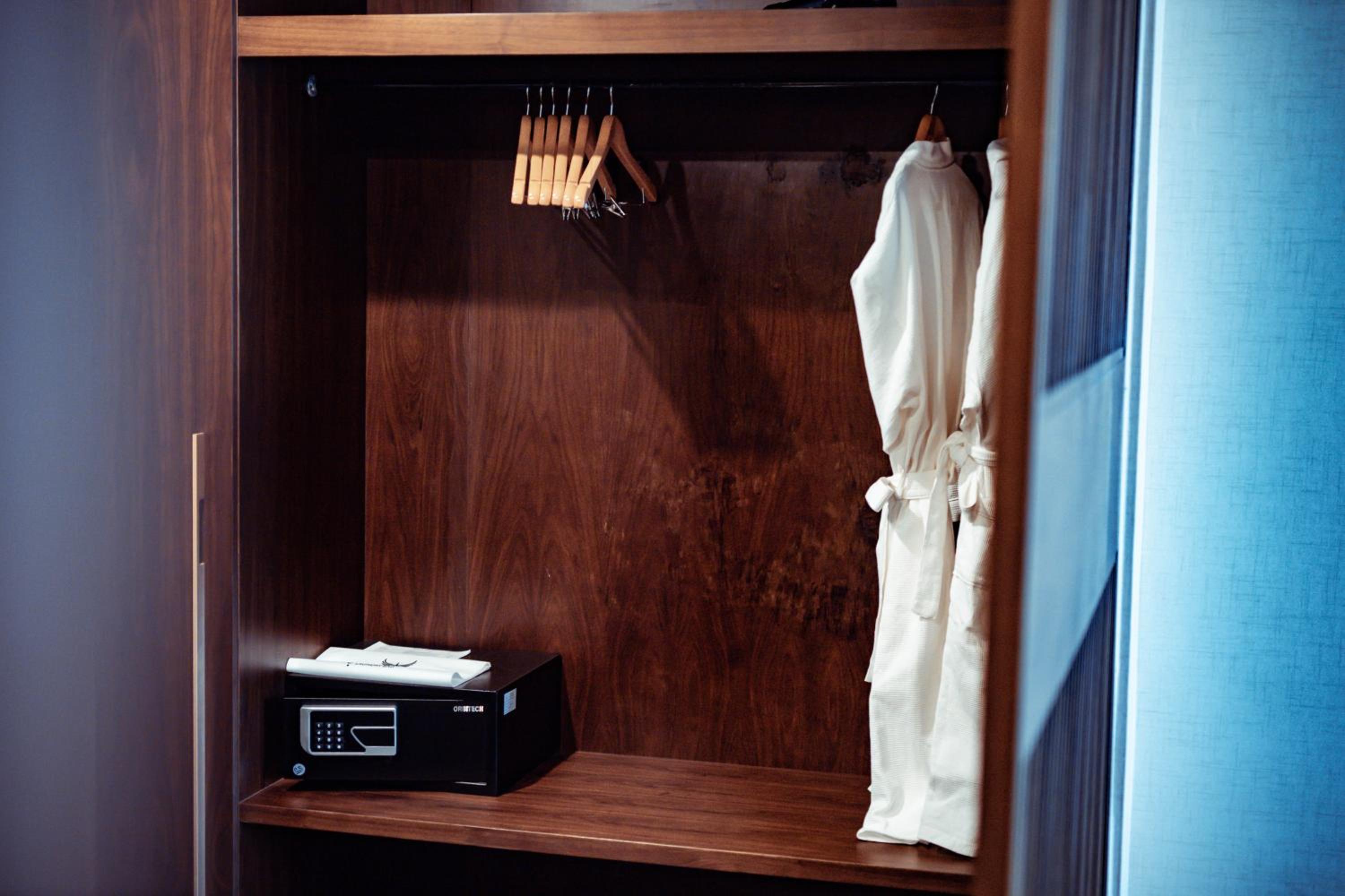 Executive Suite - Photo 5
