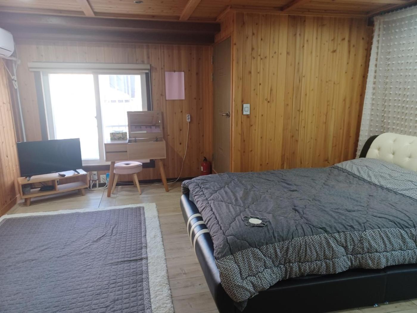Five-Bedroom House - Photo 12
