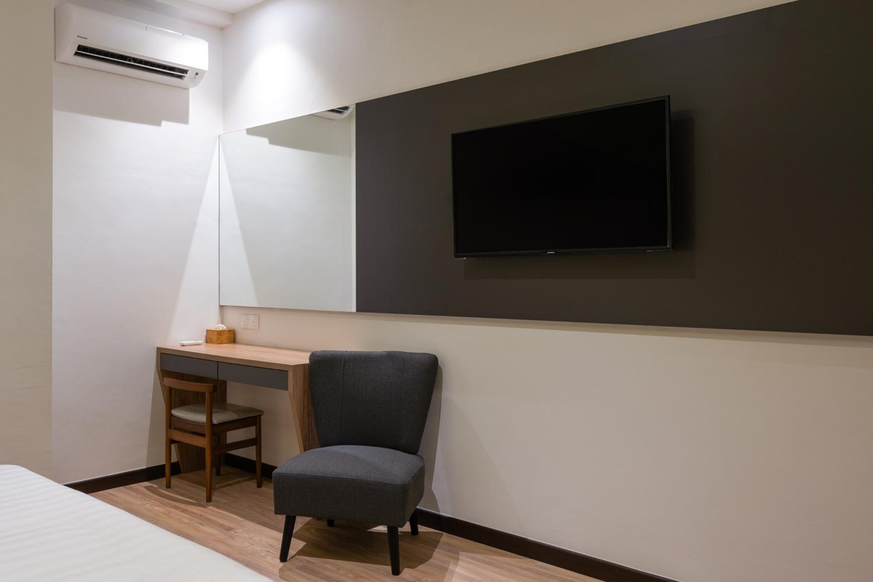 Deluxe King Suite photo 3