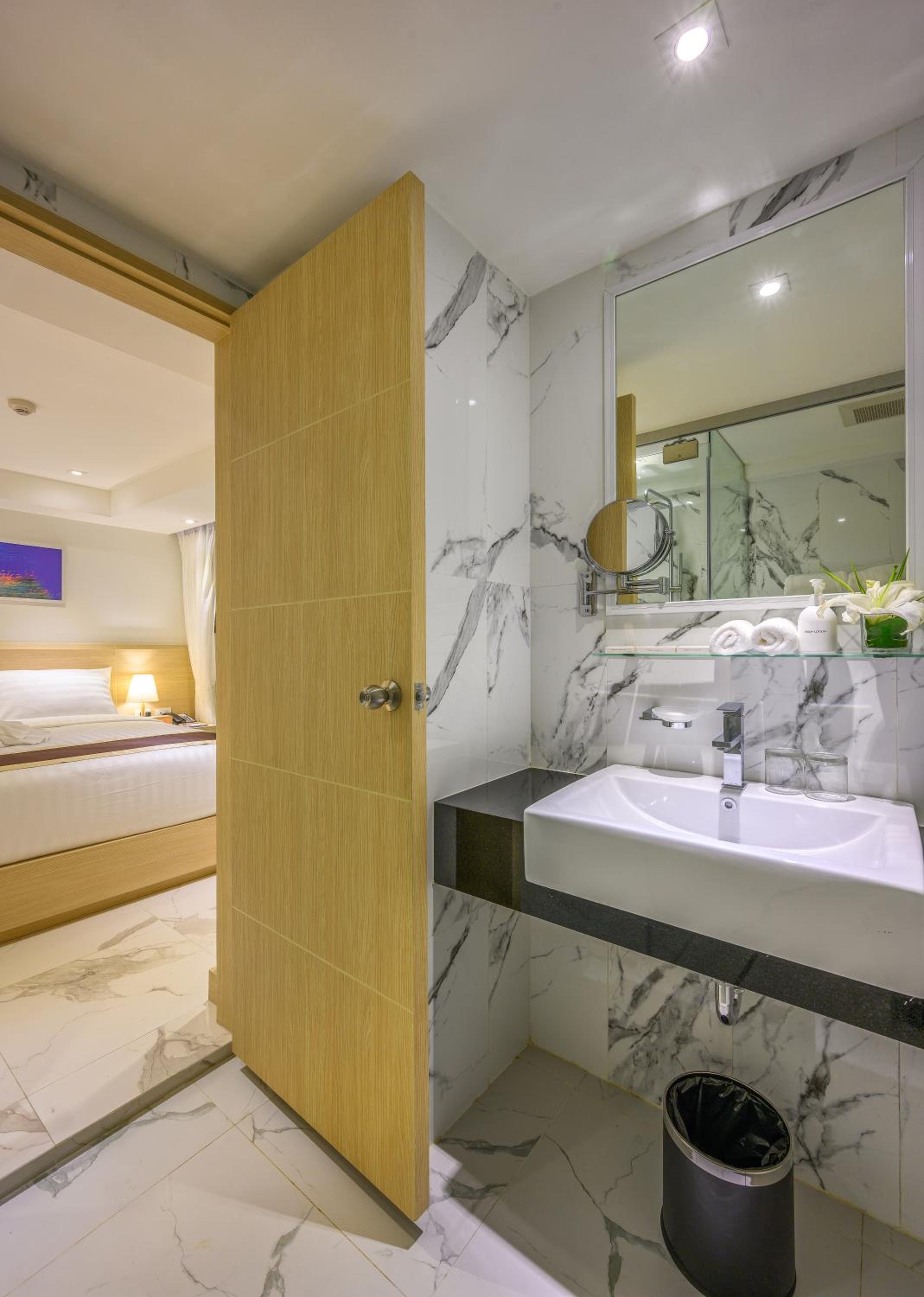 Executive Suite - Photo 4