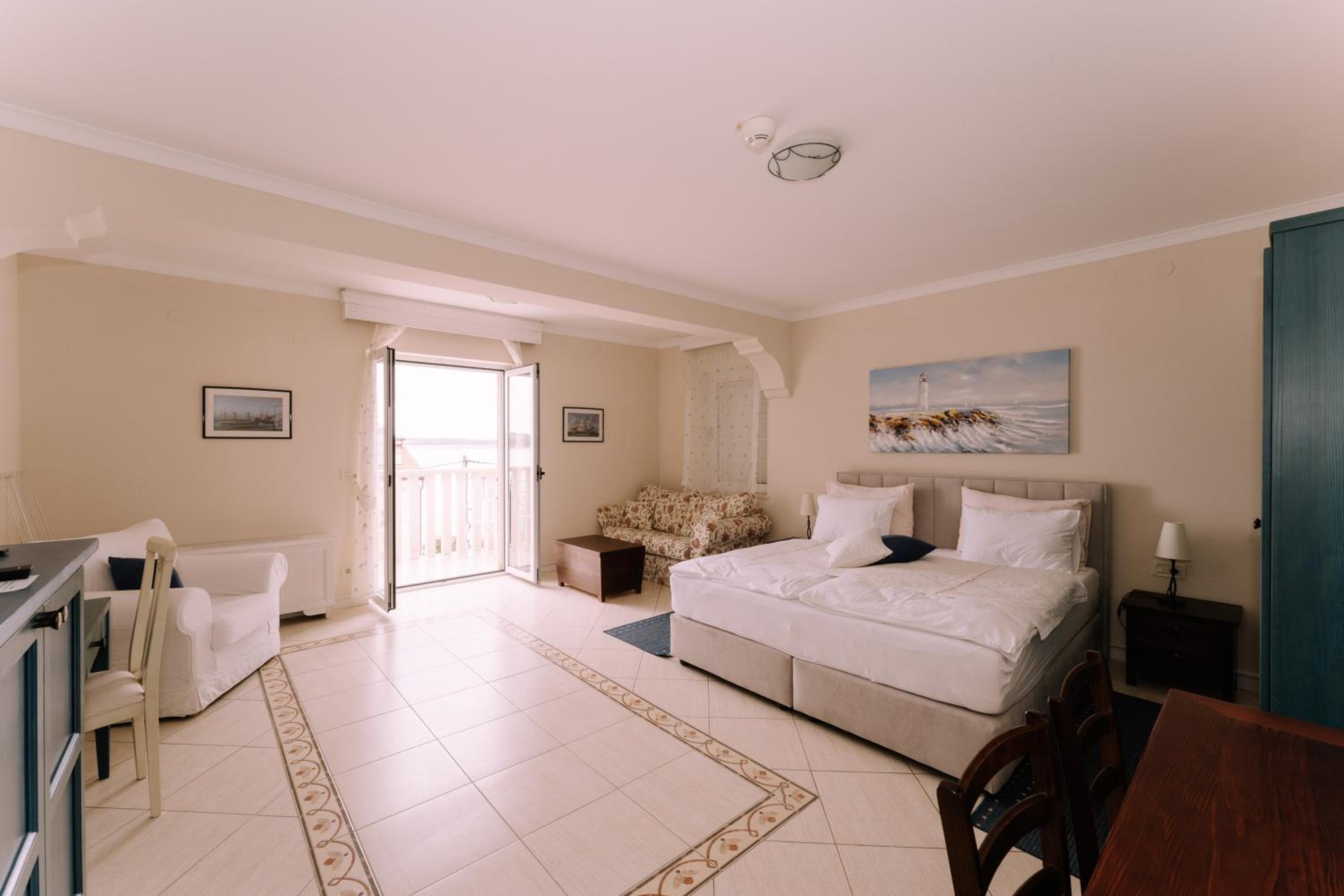 Monolocale con Divano-Letto e Balcone