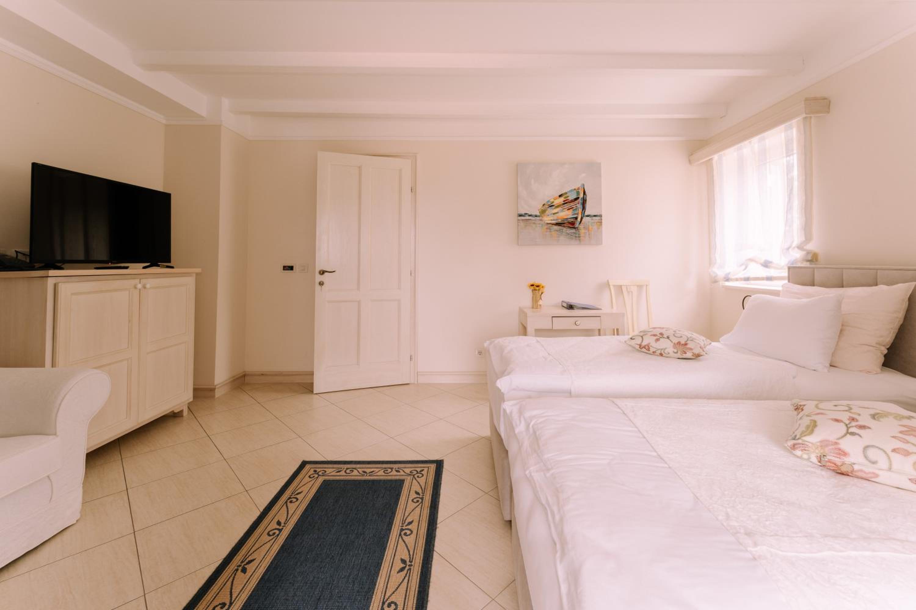 Double or Twin Room with Balcony and Park View photo 2