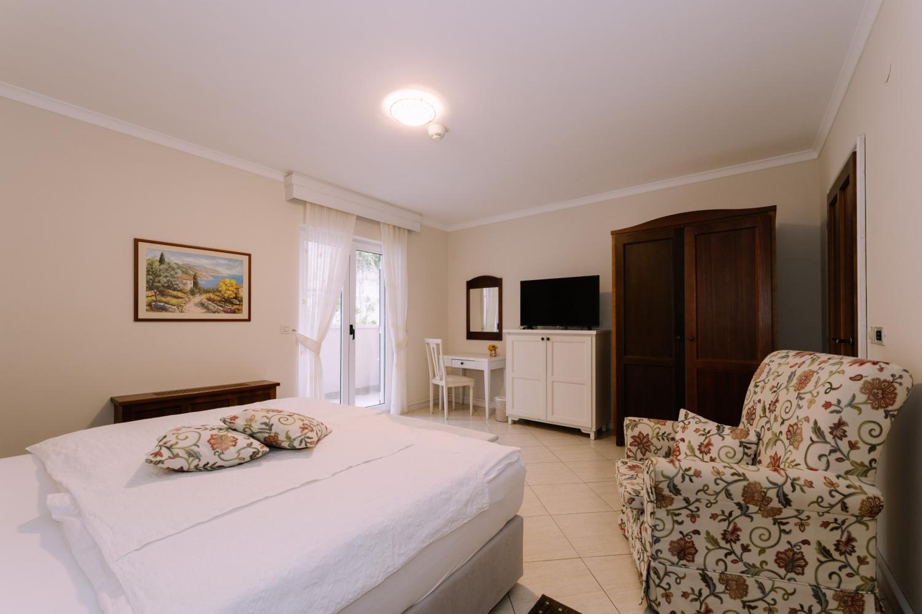 Double or Twin Room with Balcony and Park View photo 3