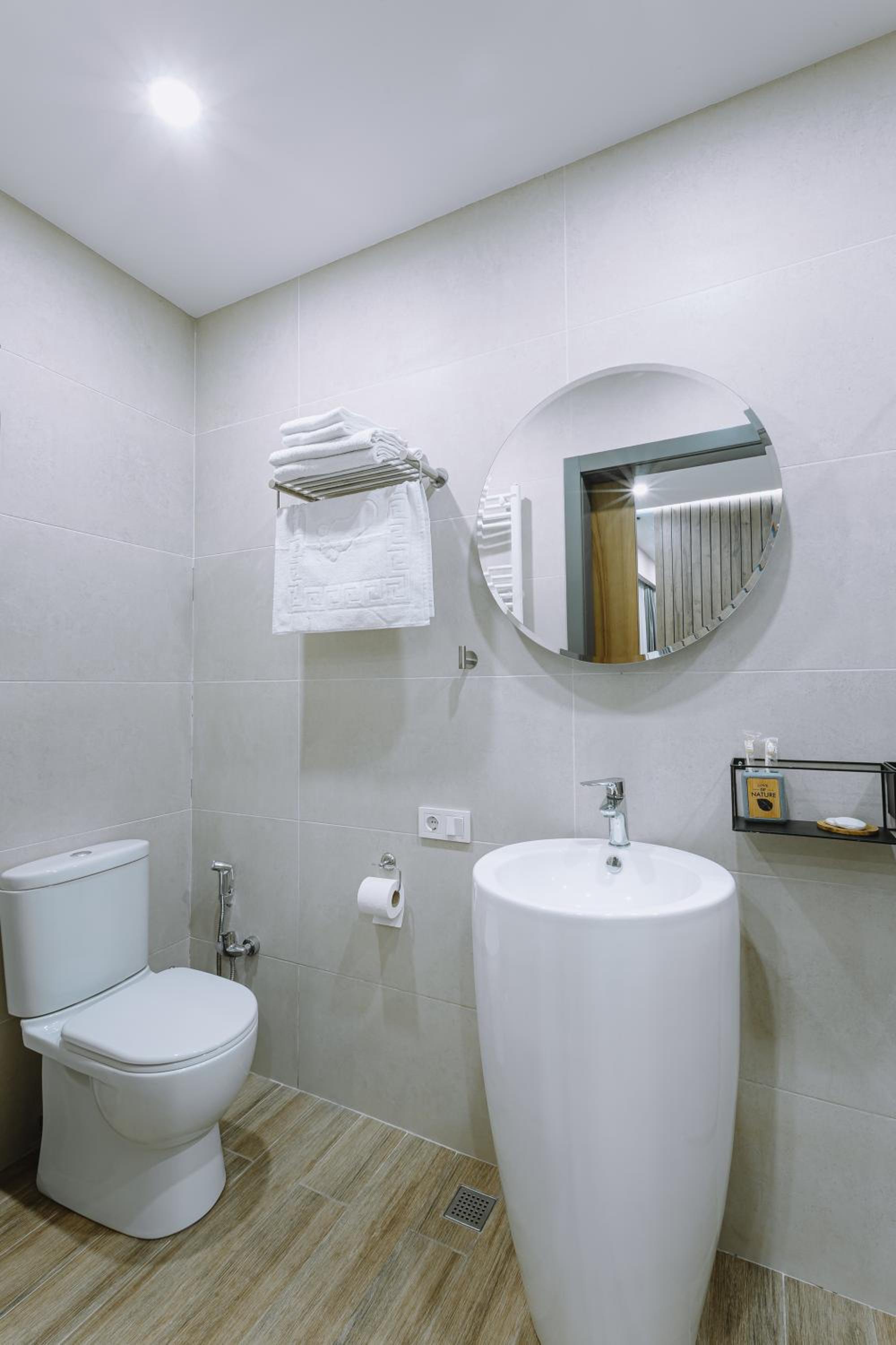 Double Room with Balcony - Photo 12