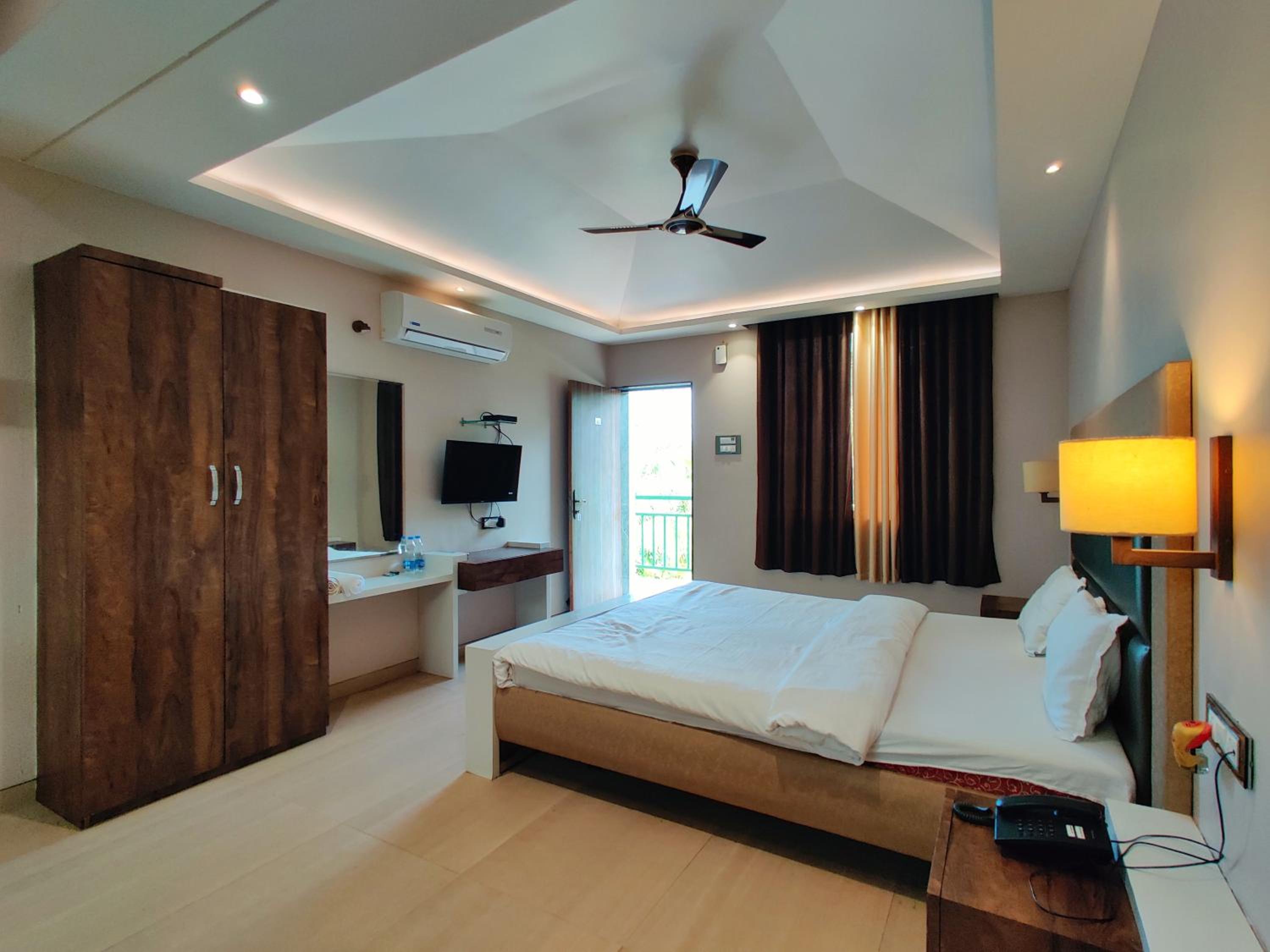 Double Room with Pool View photo 3