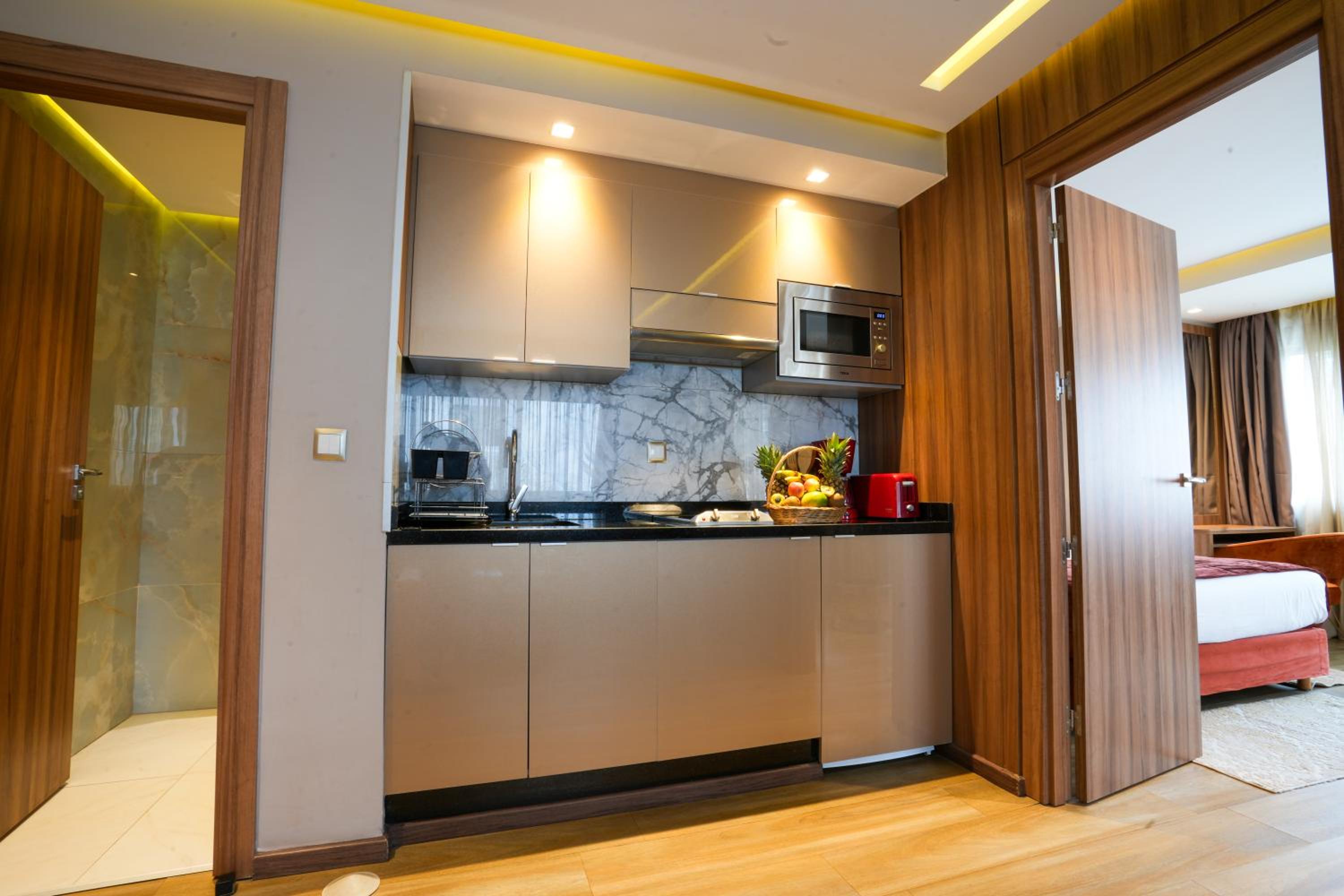 Executive Suite - Photo 5