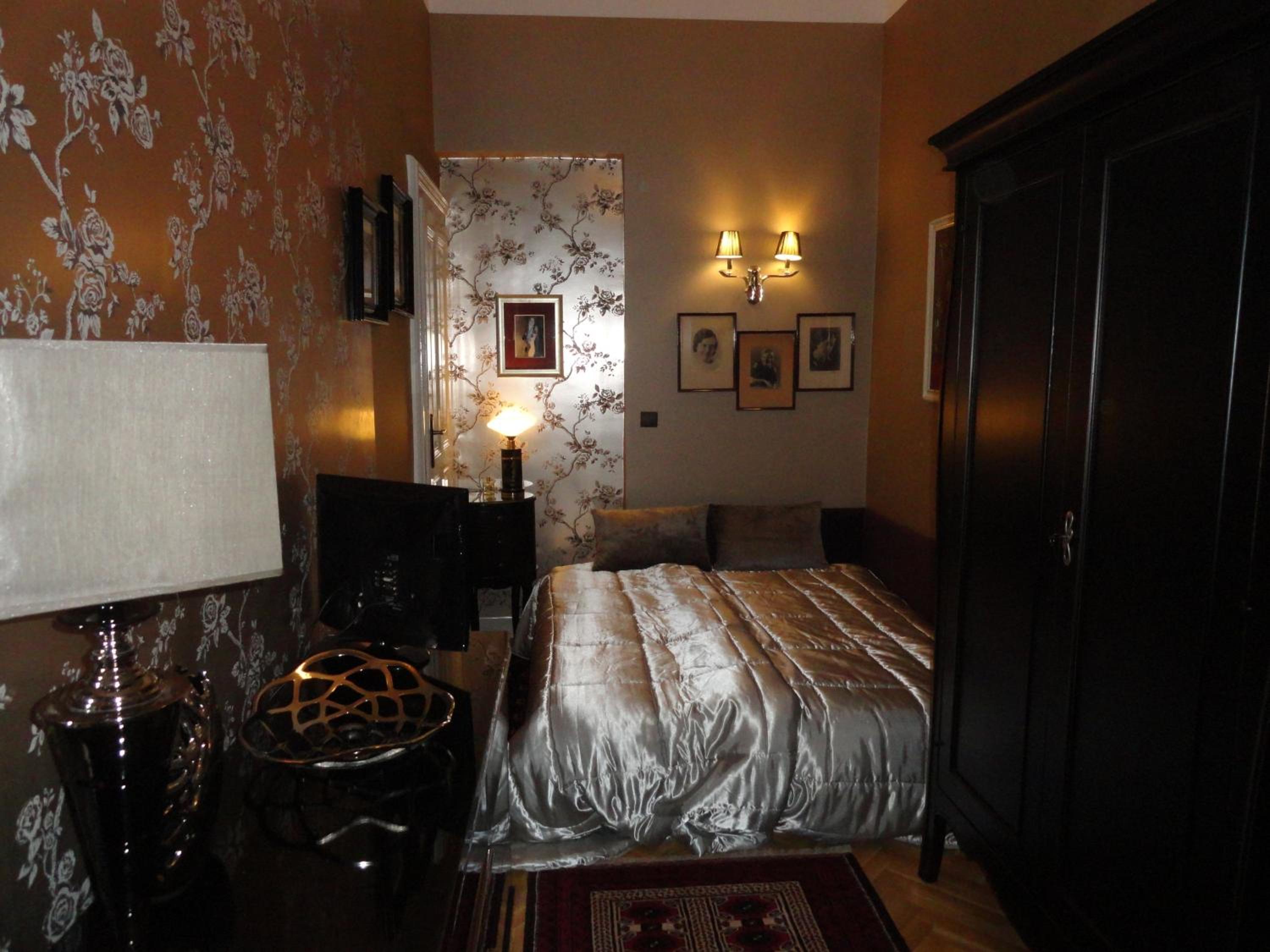 Two-Bedroom Apartment - Photo 32