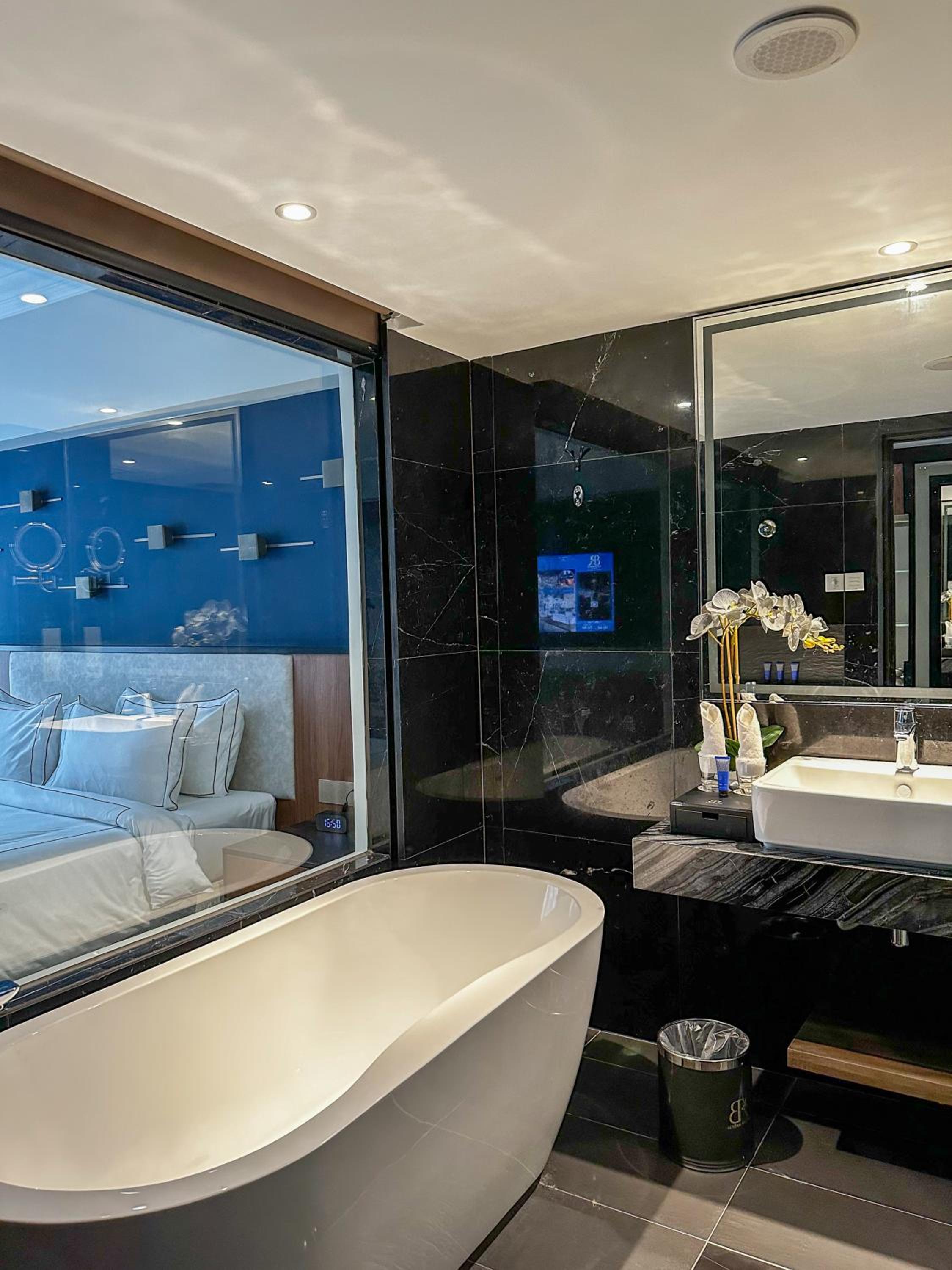Deluxe King Room - Photo 3