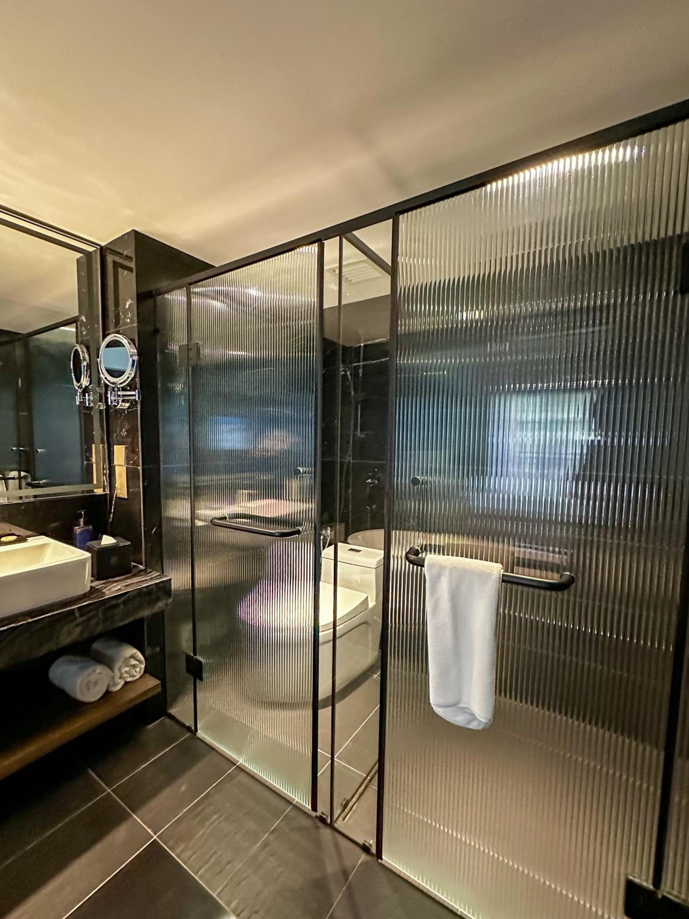 Deluxe King Room - Photo 4