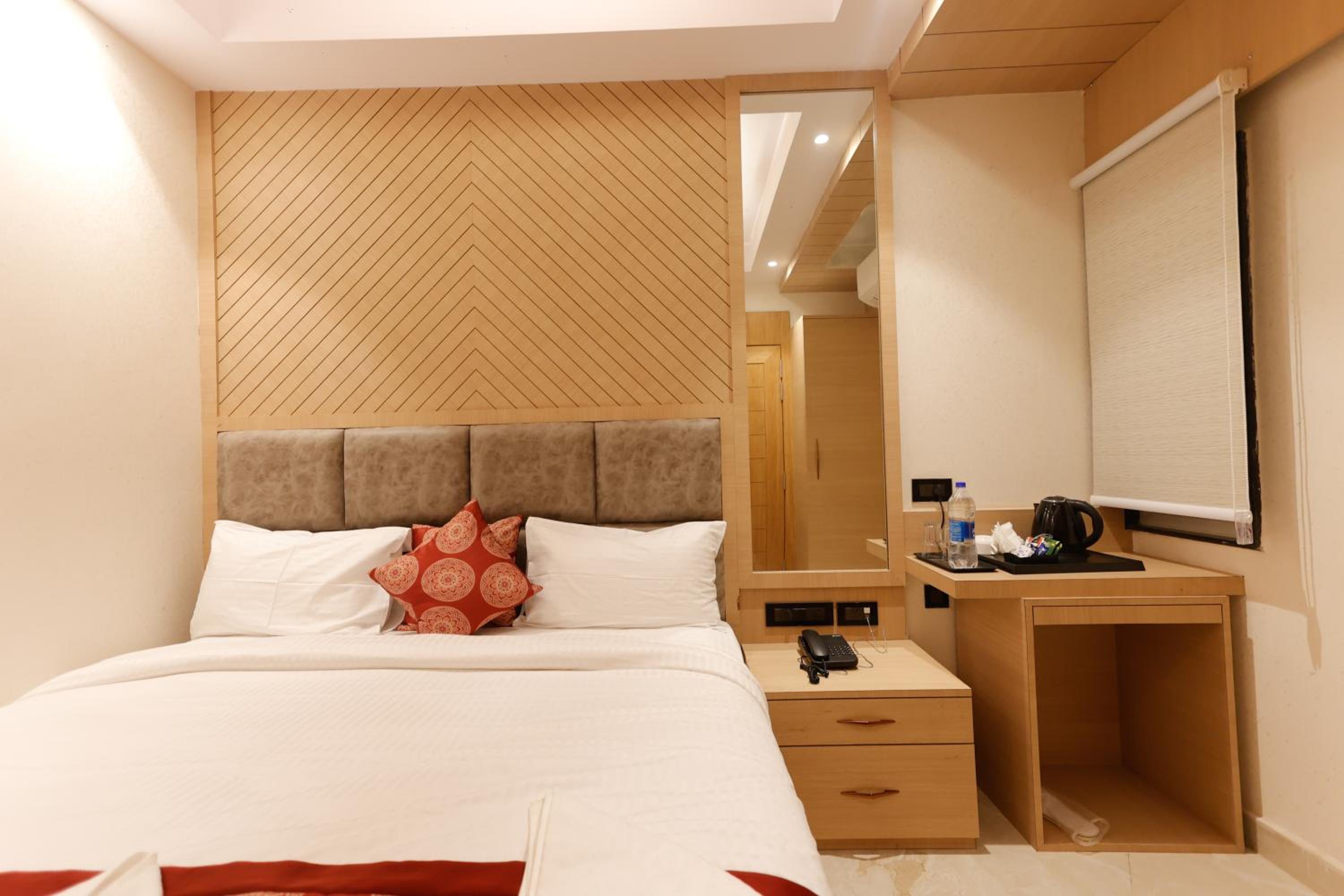 Deluxe Room - Photo 9